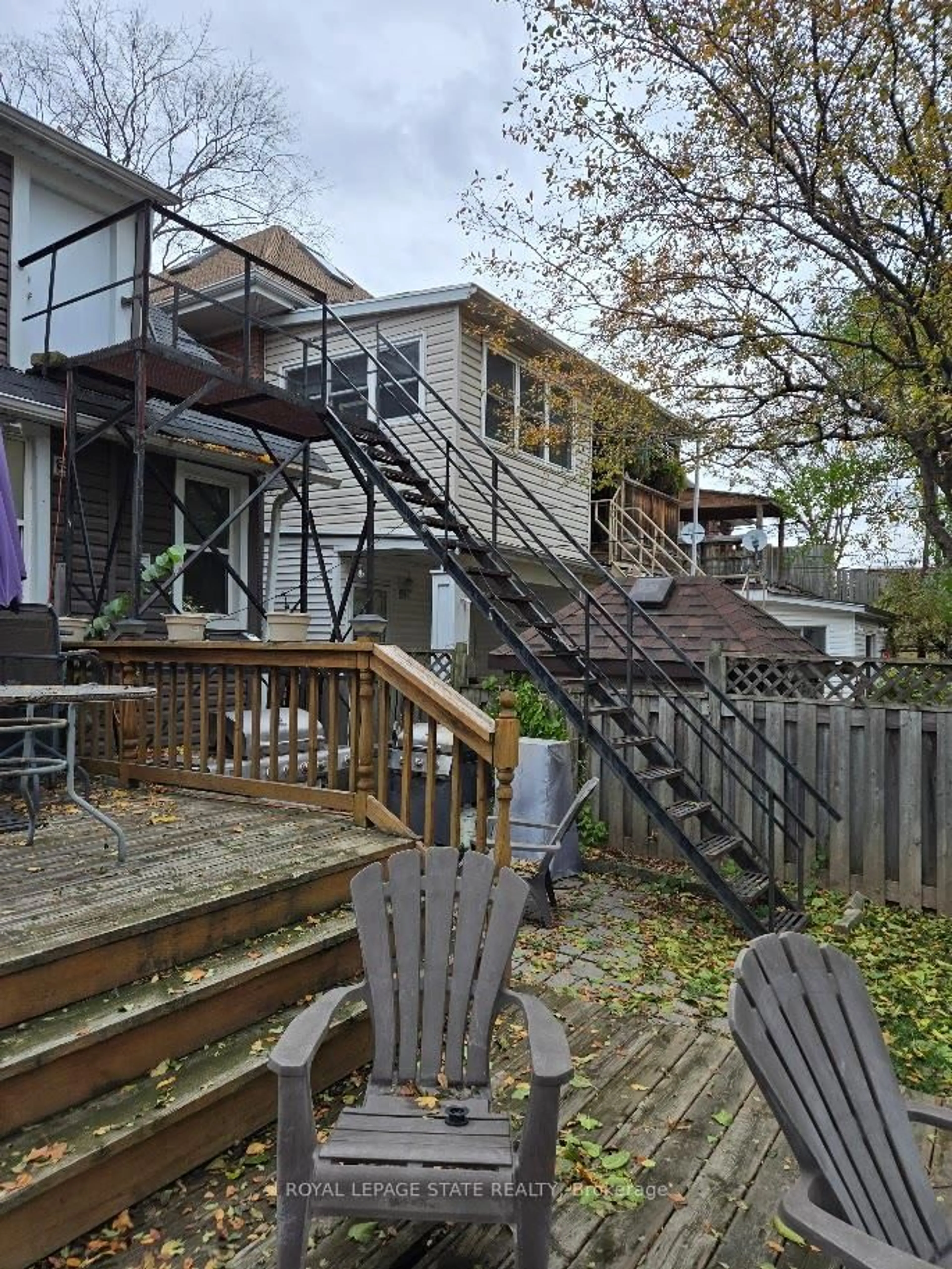 Patio, street for 17 Fairleigh Ave, Hamilton Ontario L8M 2K1