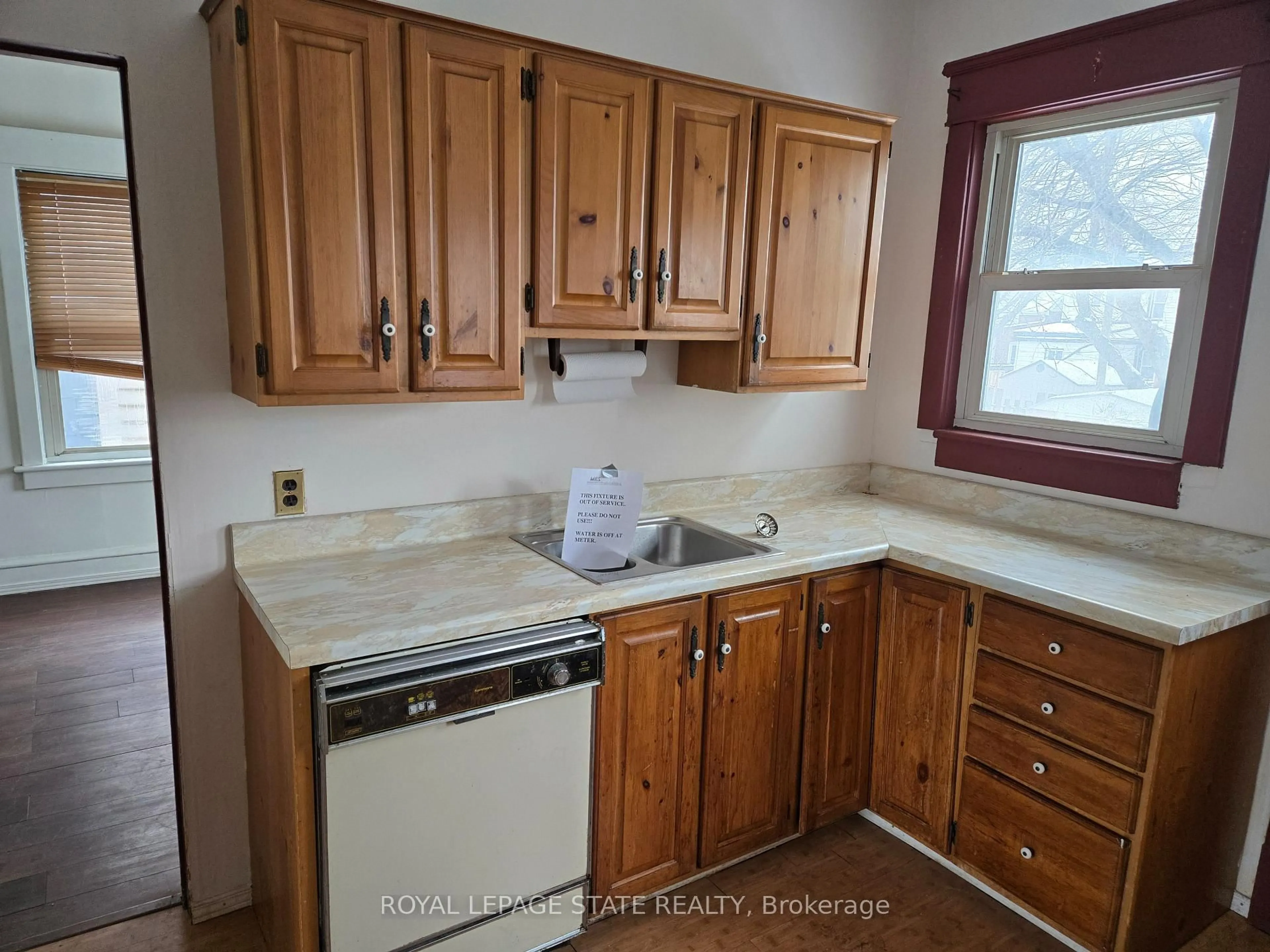Standard kitchen, unknown for 111 Park Row, Hamilton Ontario L8H 4E5