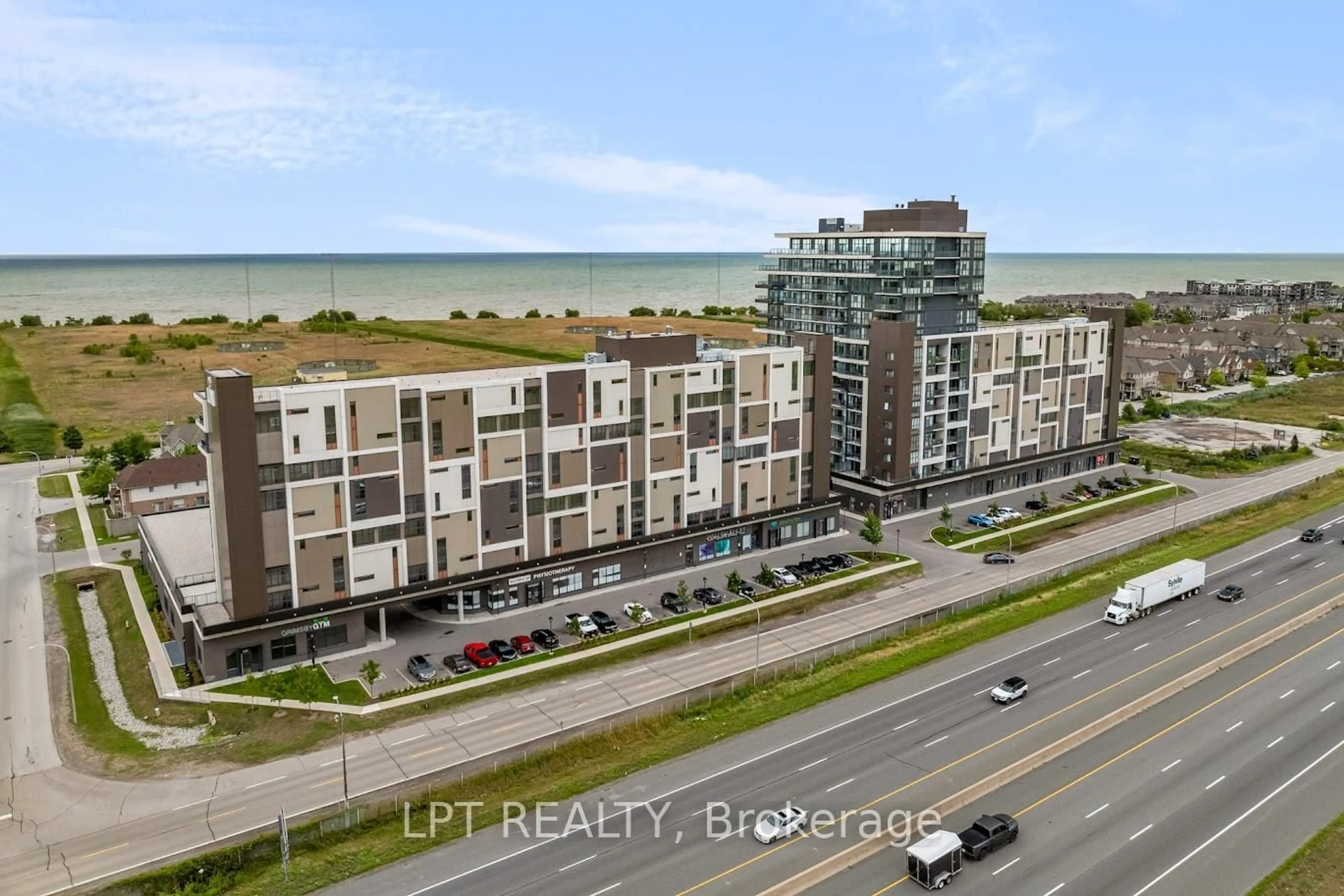 A pic from outside/outdoor area/front of a property/back of a property/a pic from drone, unknown for 560 North Service Rd #901, Grimsby Ontario L3M 4E8