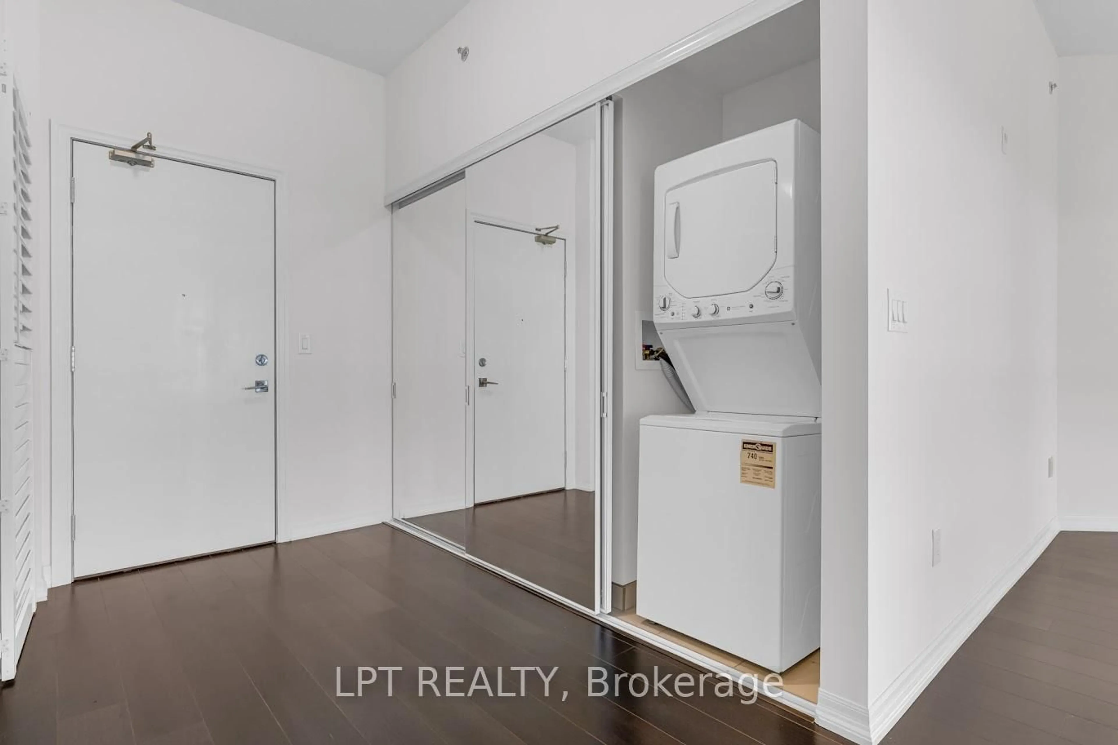 Unknown for 560 North Service Rd #901, Grimsby Ontario L3M 4E8