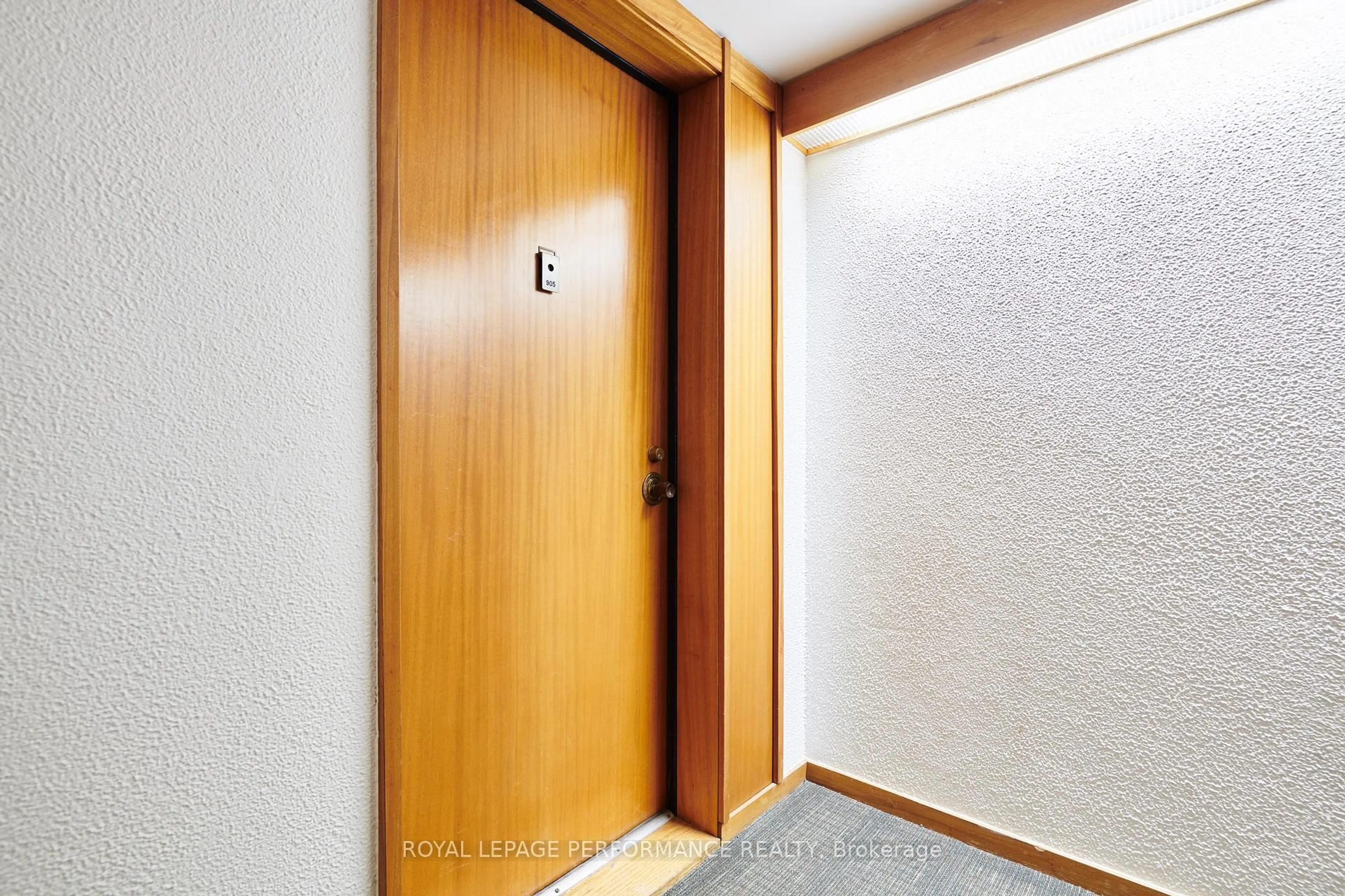 Indoor foyer for 373 Laurier Ave #905, Ottawa Ontario K1N 8X6