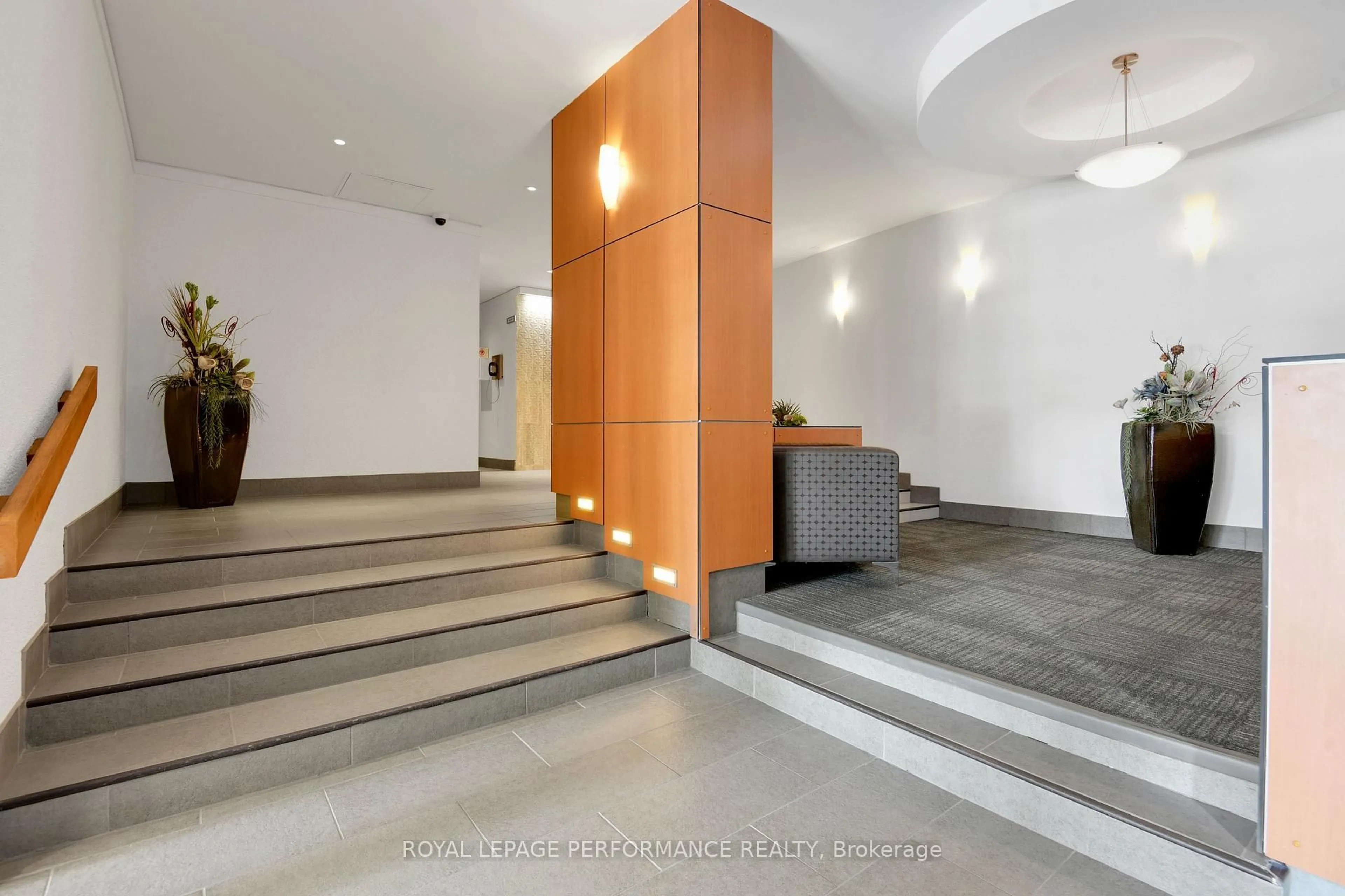 Indoor foyer for 373 Laurier Ave #905, Ottawa Ontario K1N 8X6