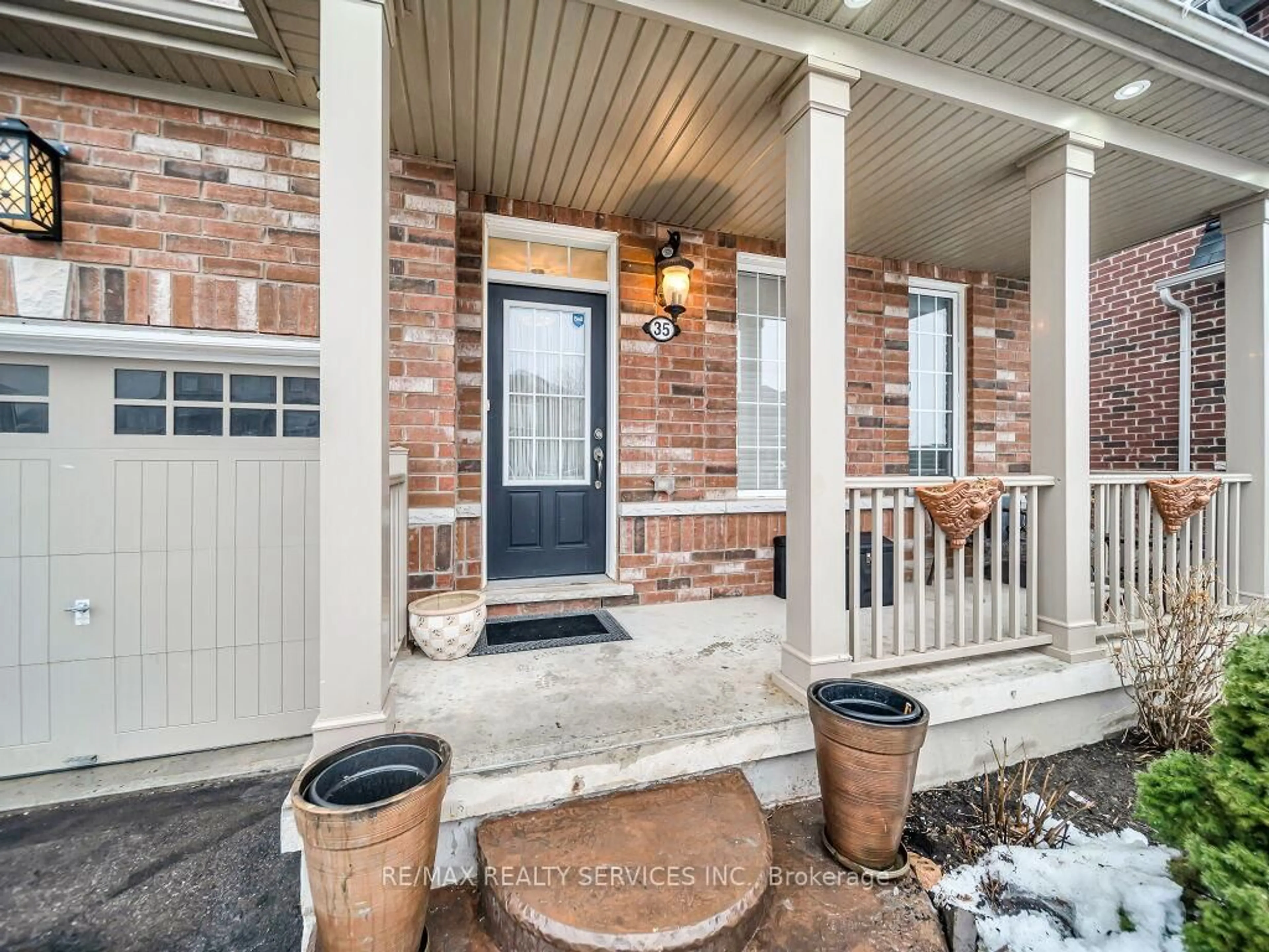 Indoor entryway for 35 Wilmot Rd, Brantford Ontario N3T 0K8