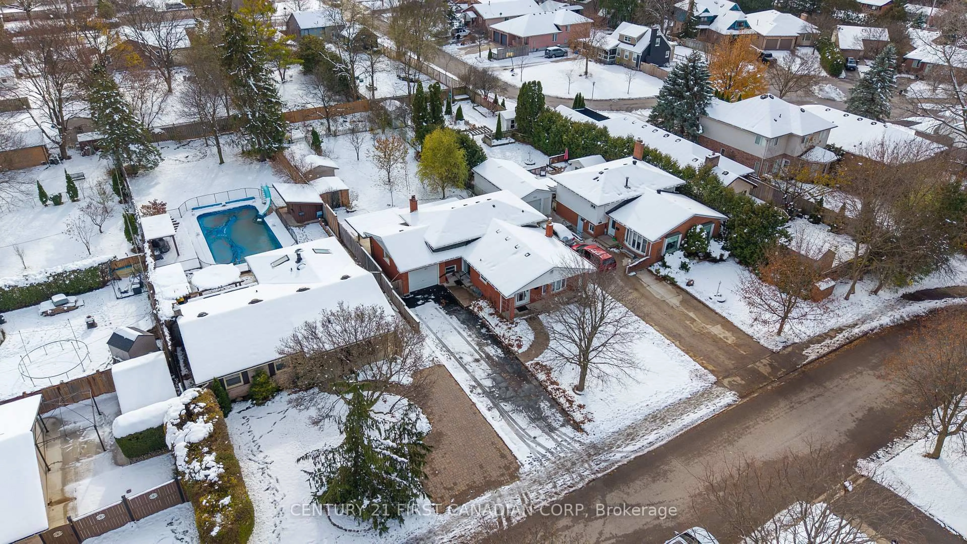 A pic from outside/outdoor area/front of a property/back of a property/a pic from drone, street for 383 Magnolia Cres, London East Ontario N5Y 4T1