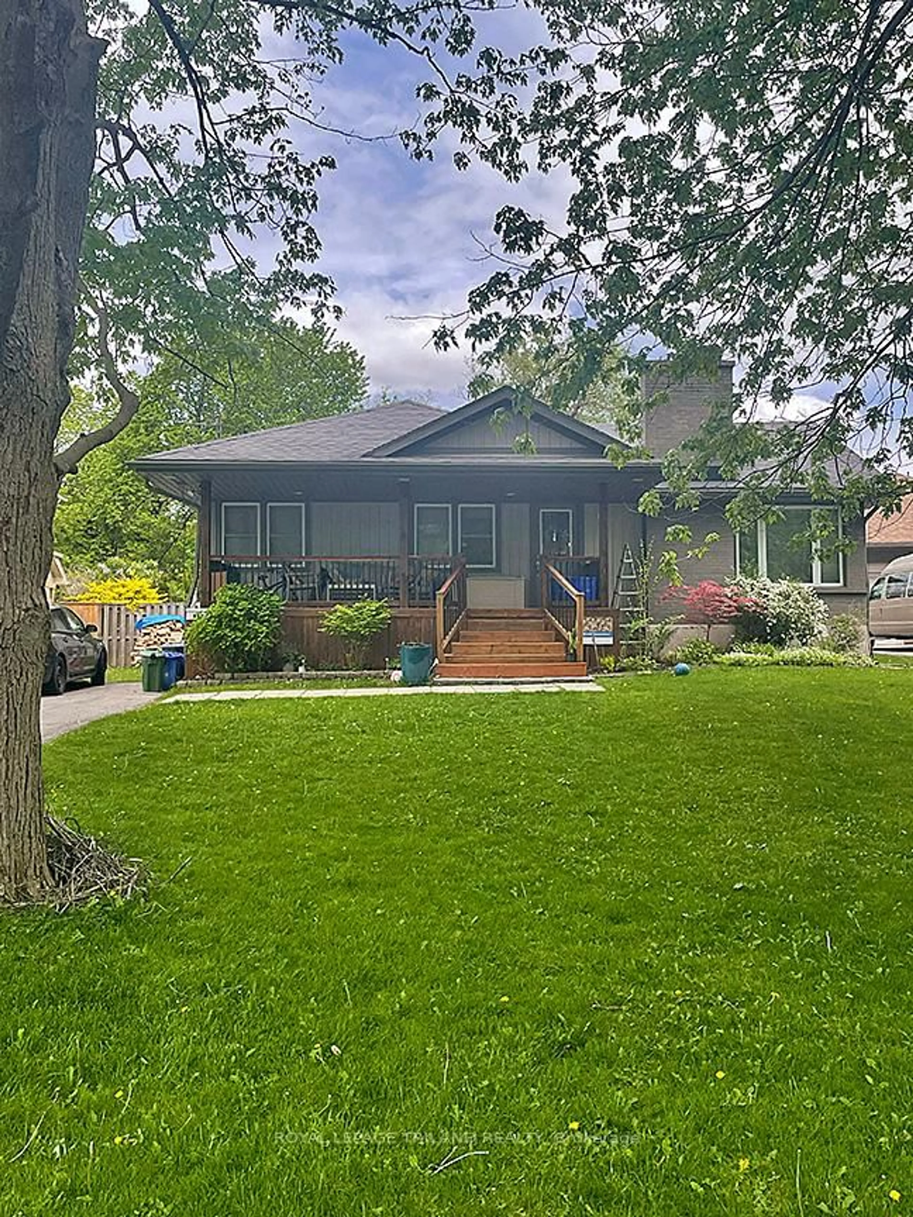 A pic from outside/outdoor area/front of a property/back of a property/a pic from drone, street for 662 Eden Ave, London South Ontario N6C 2Z7