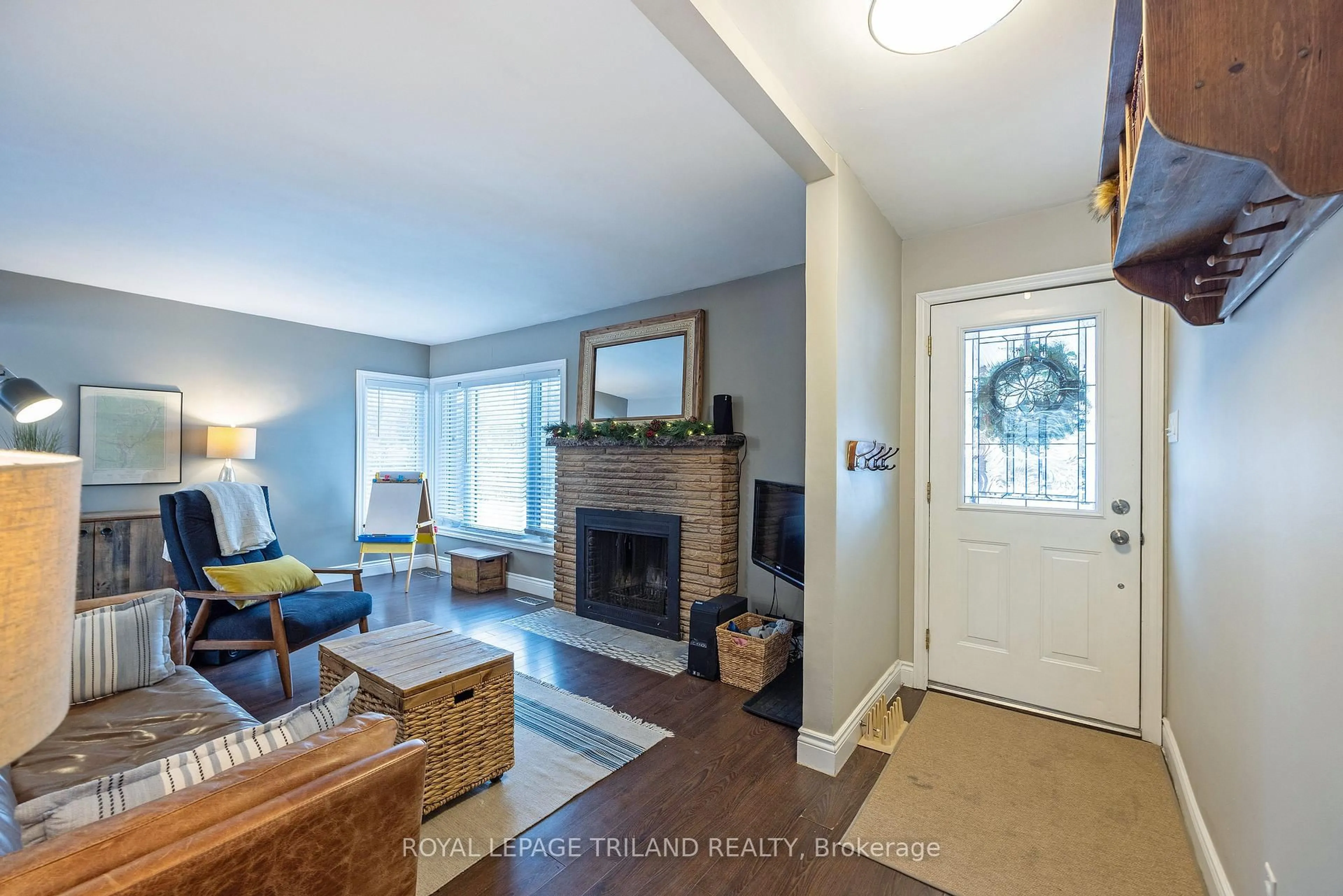 Living room with furniture, unknown for 662 Eden Ave, London South Ontario N6C 2Z7