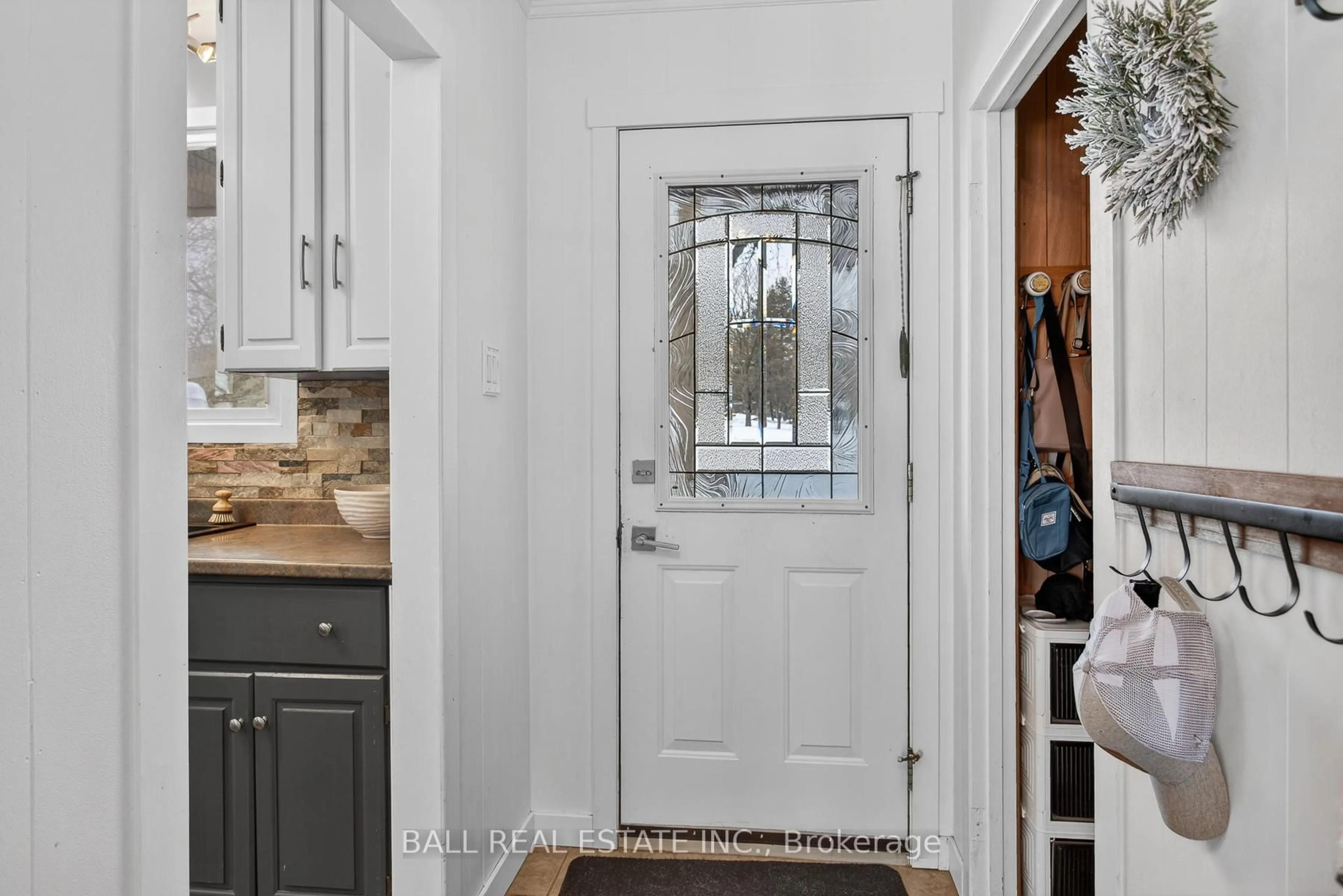 Indoor entryway for 5 Tralee Circ, Selwyn Ontario K0L 1T0