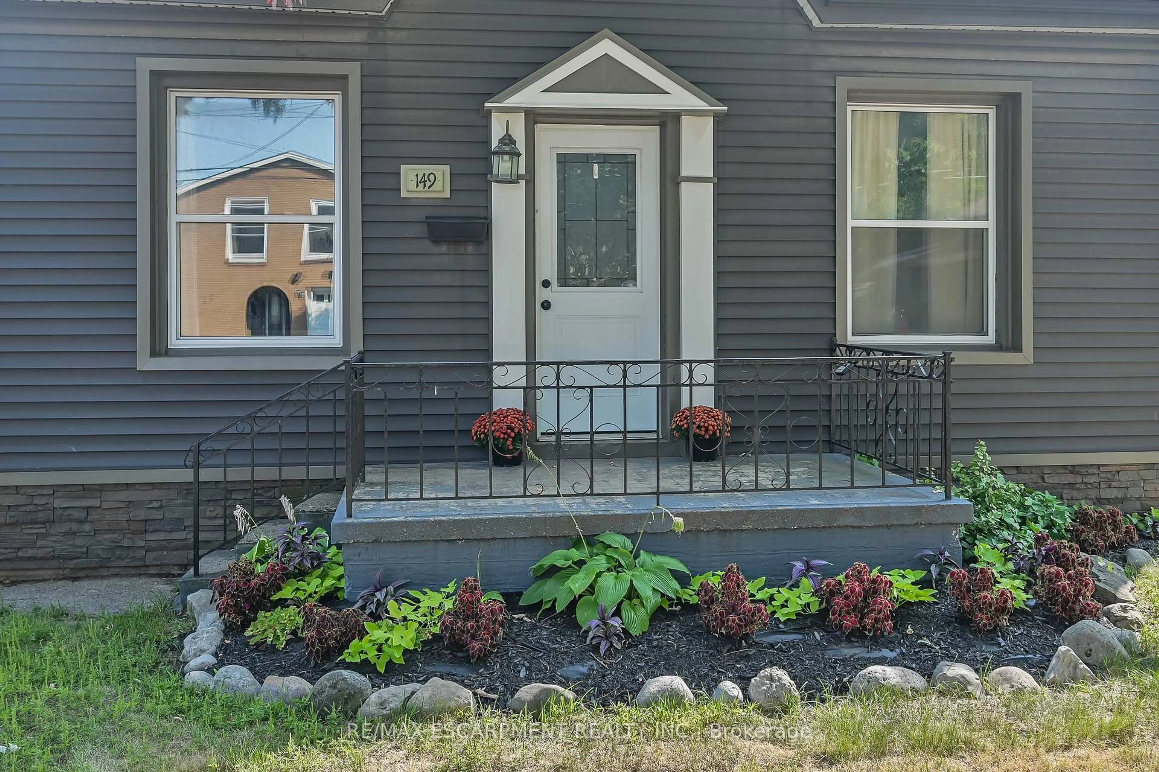 Indoor entryway for 149 Elgin St, Brantford Ontario N3S 5A4