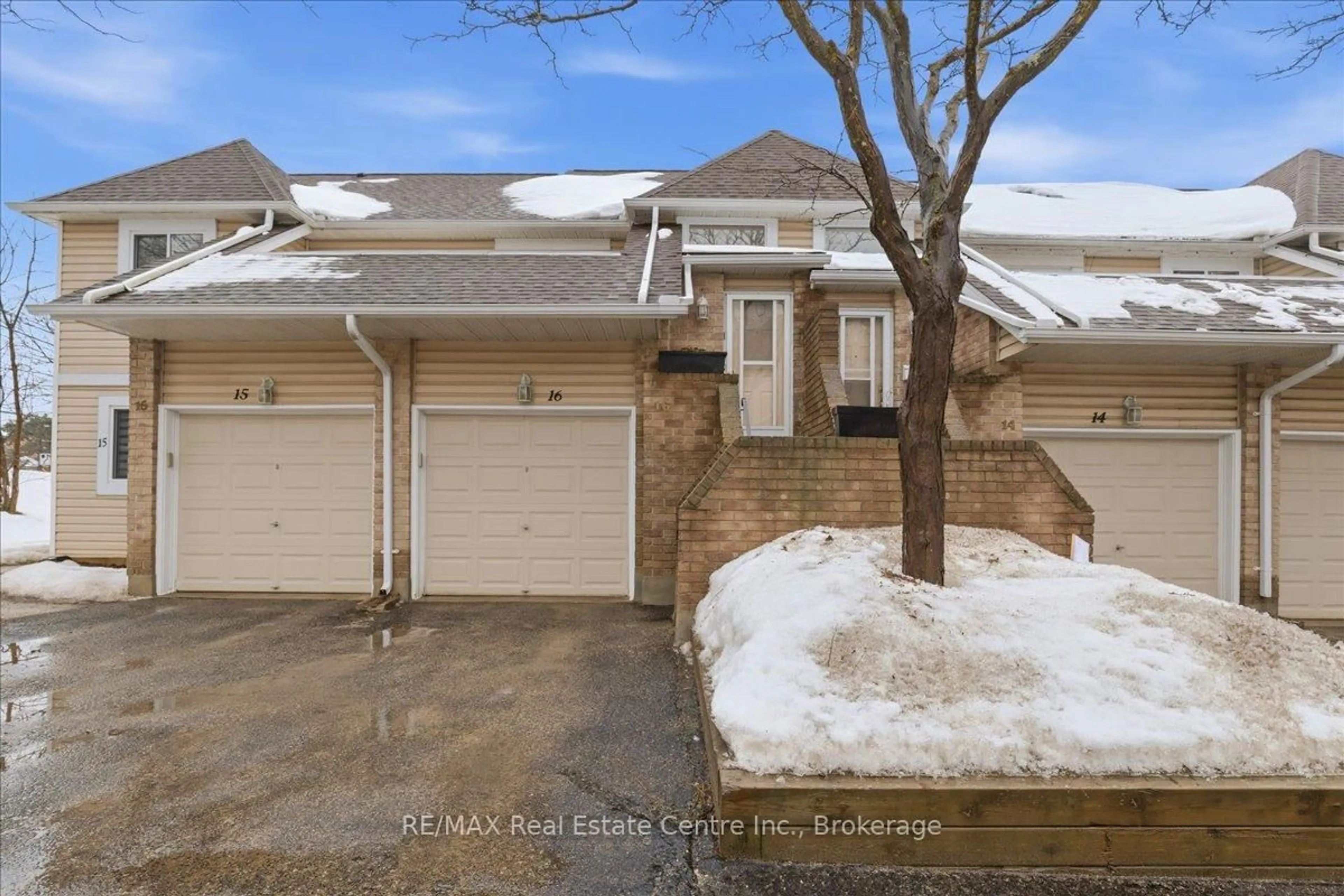 A pic from outside/outdoor area/front of a property/back of a property/a pic from drone, street for 205 Highland Cres, Kitchener Ontario N2M 5L6