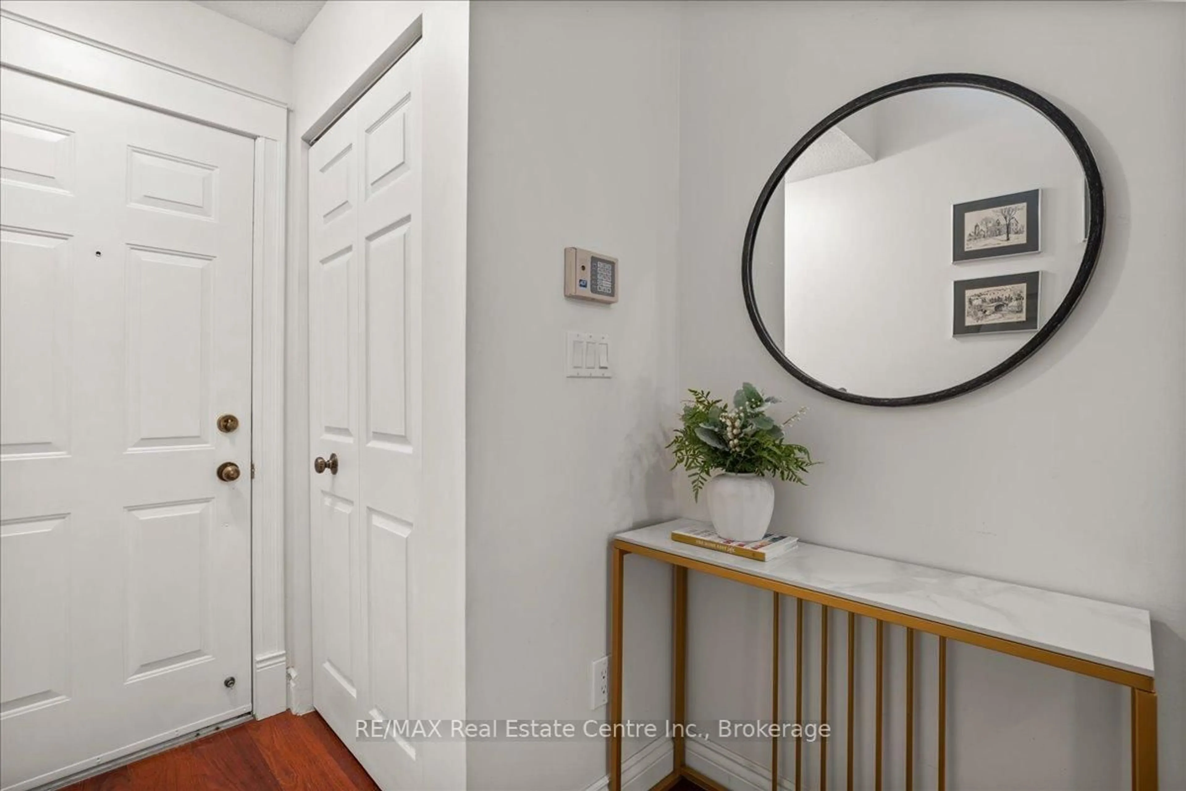 Indoor entryway for 205 Highland Cres, Kitchener Ontario N2M 5L6