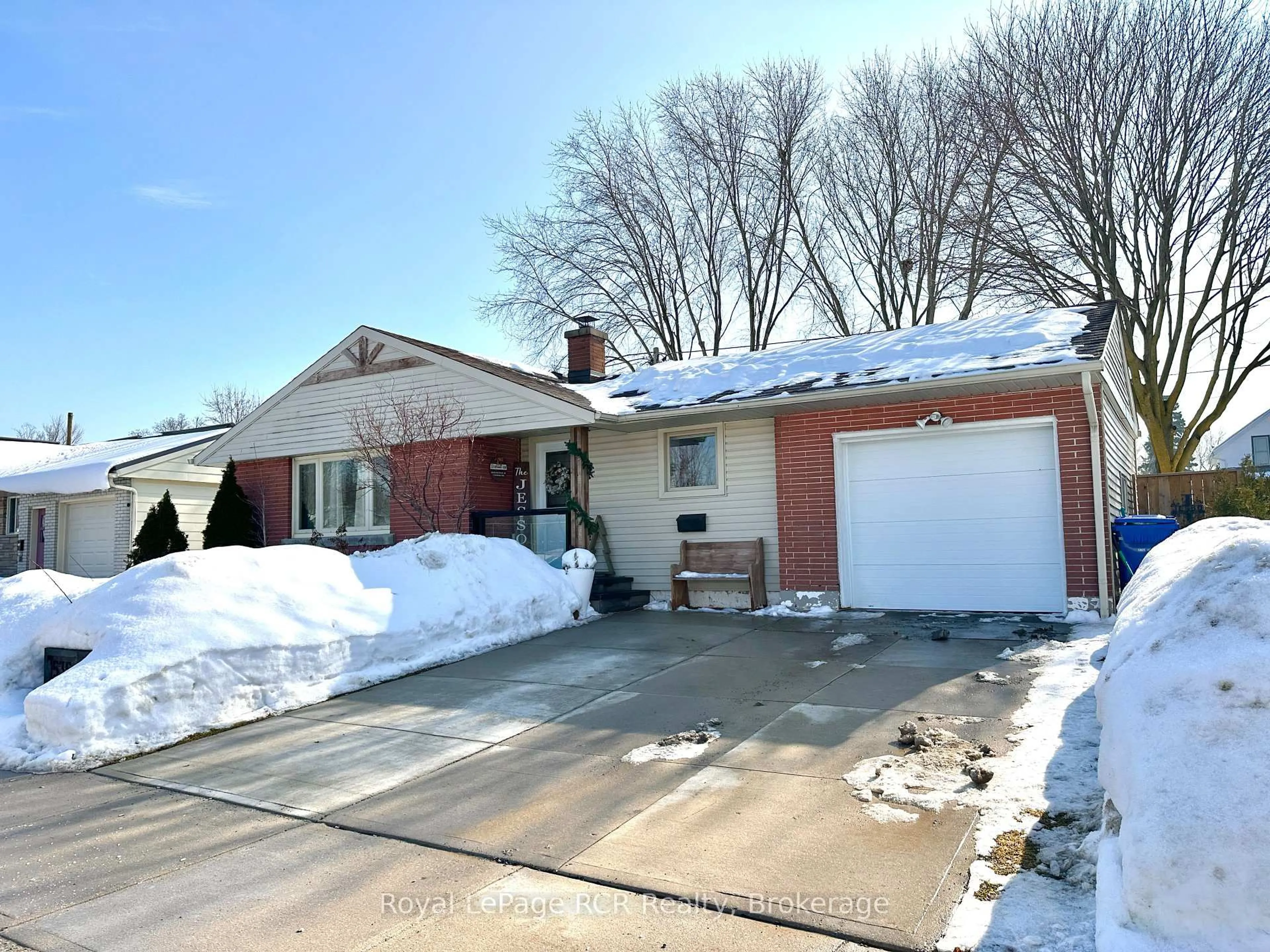 Home with brick exterior material, street for 535 13th St, Hanover Ontario N4N 1Y5