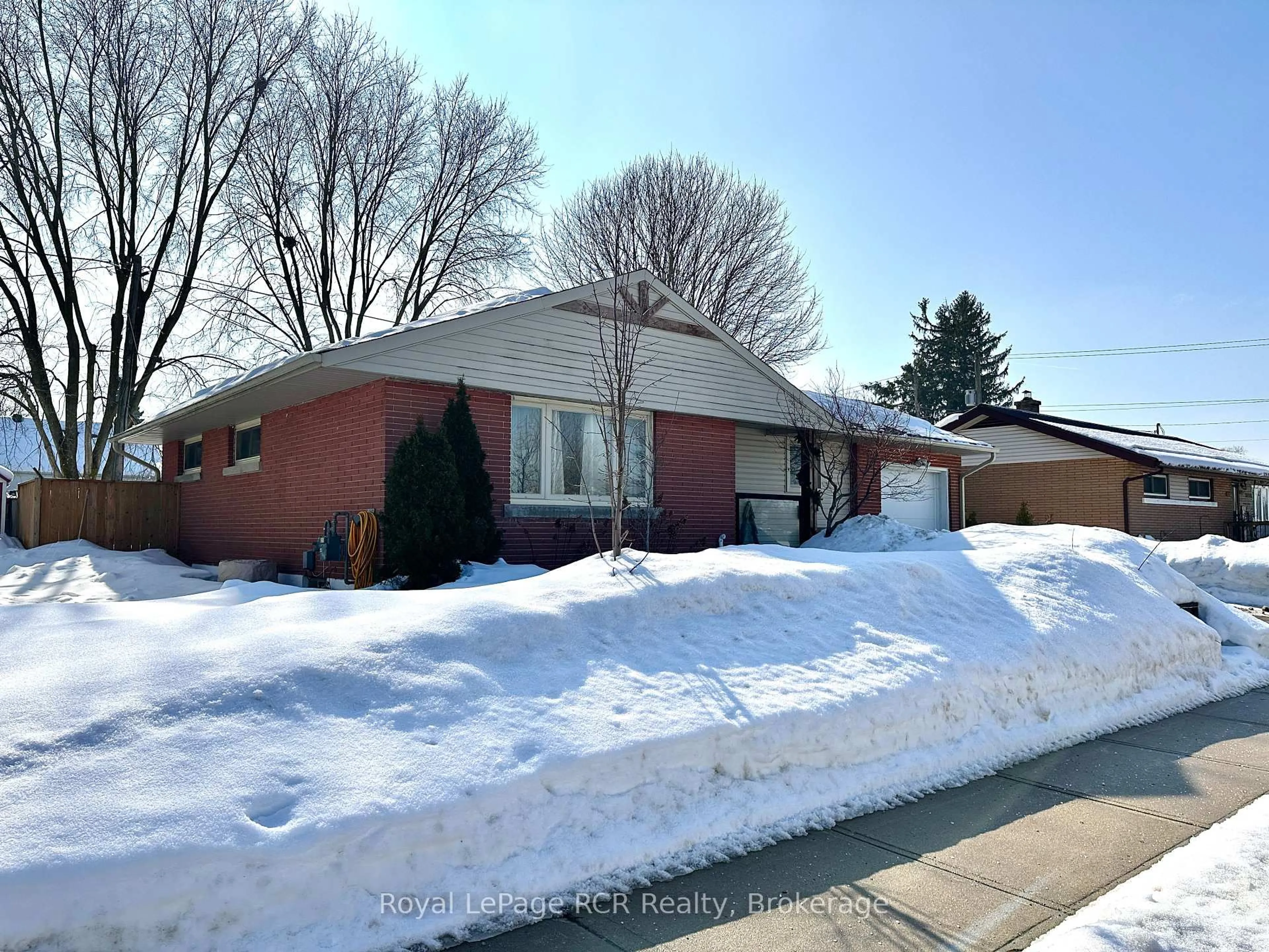 Home with brick exterior material, street for 535 13th St, Hanover Ontario N4N 1Y5