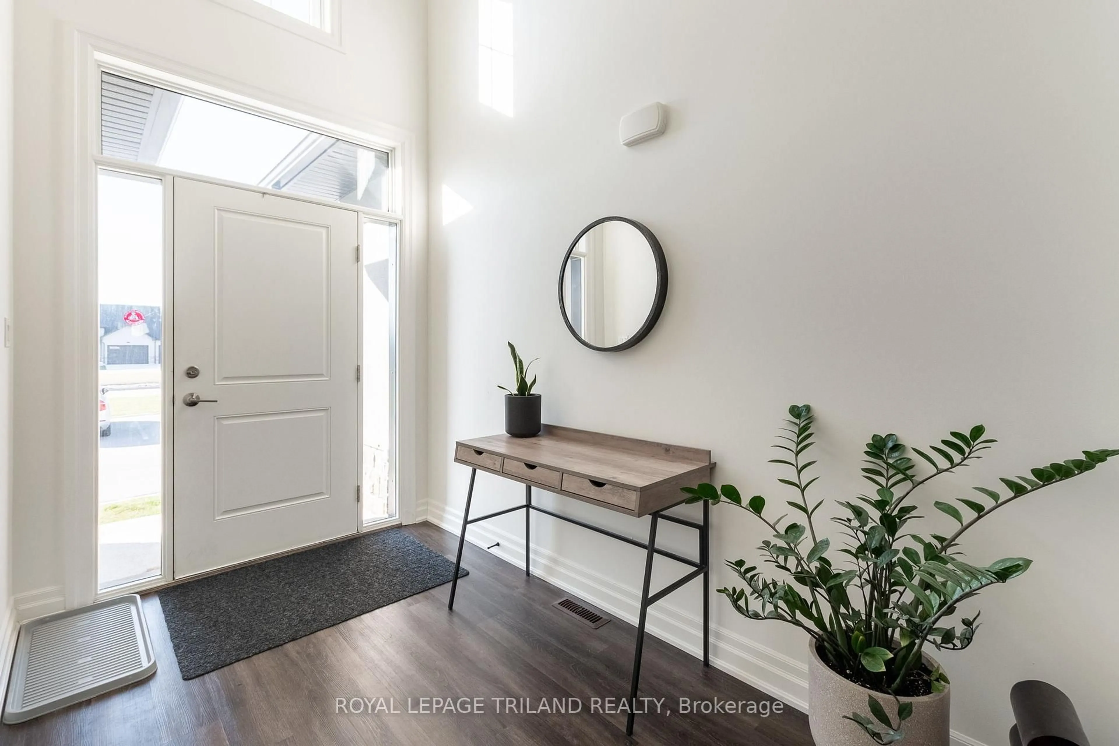 Indoor entryway for 9861 Glendon Dr #102, Middlesex Centre Ontario N0L 1R0