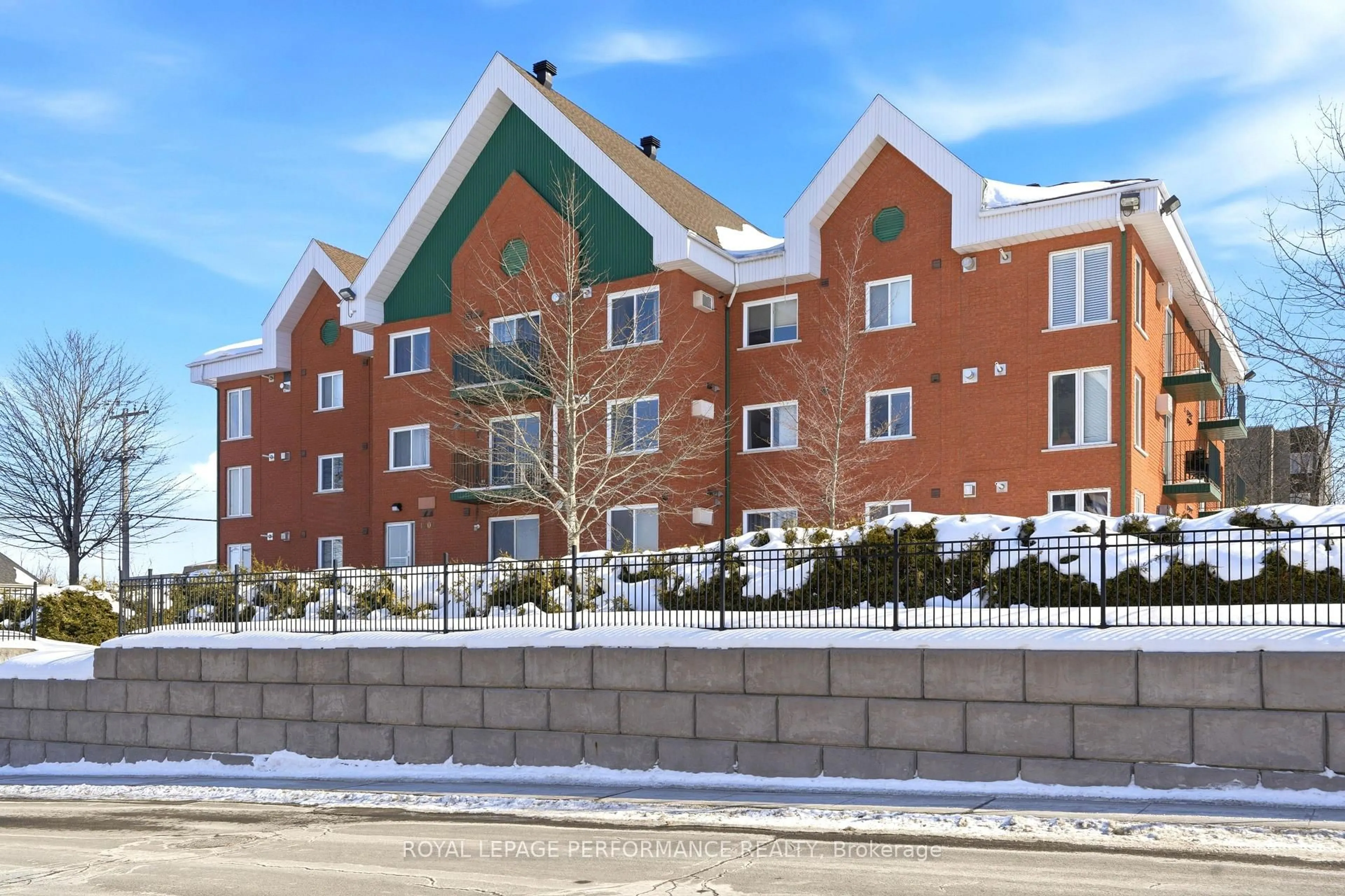 Patio, mountain view for 1101 Clement St #112, Hawkesbury Ontario K6A 3P1