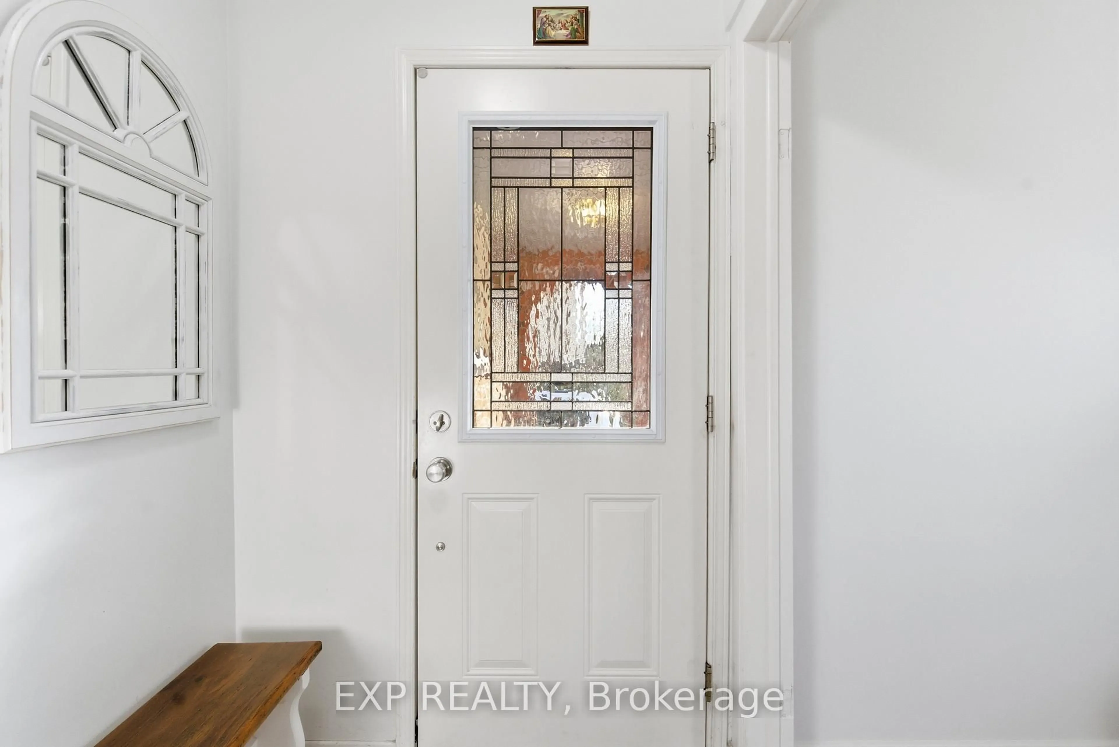 Indoor entryway for 510 1/2 Niagara St, St. Catharines Ontario L2M 3P5