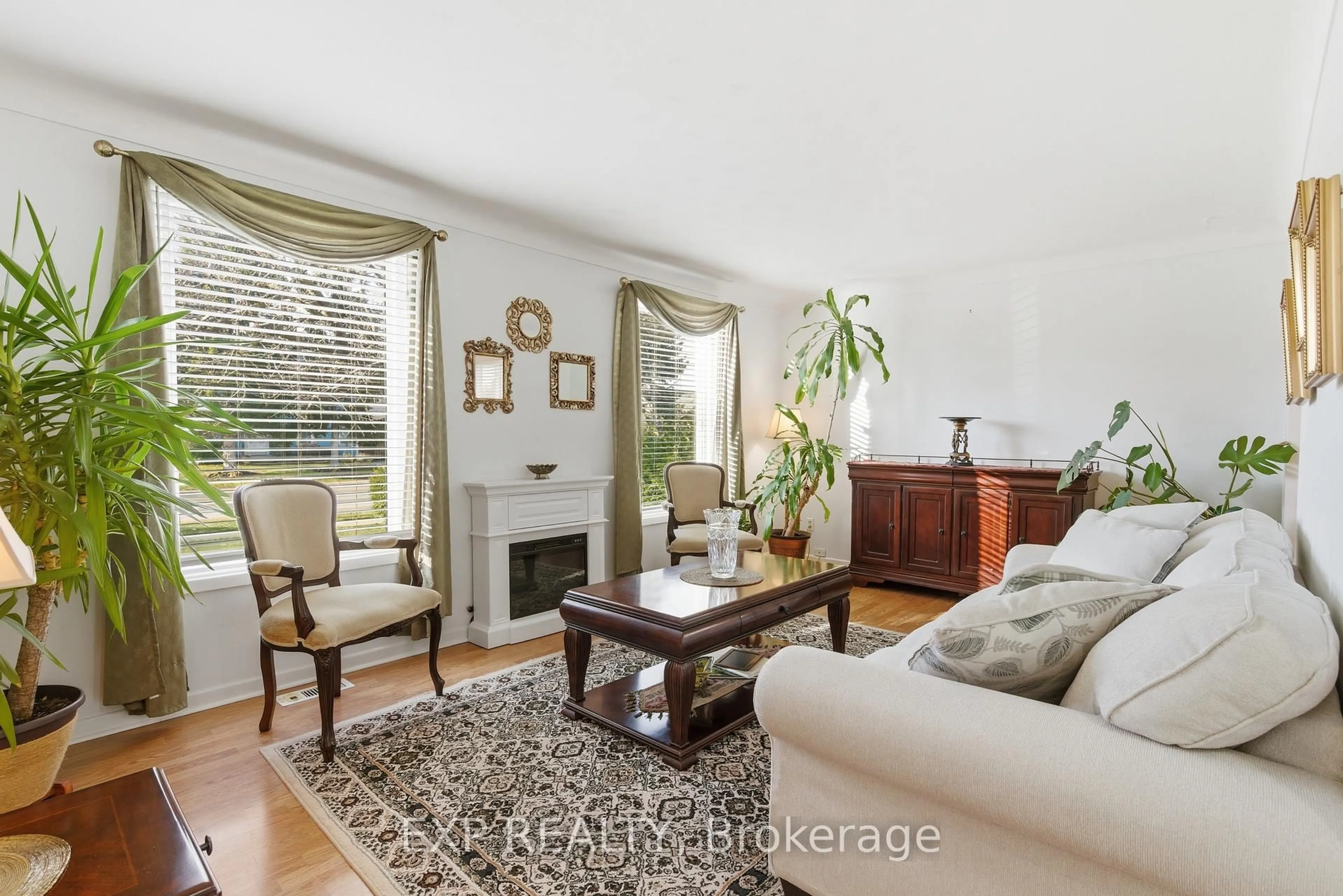 Living room with furniture, unknown for 510 1/2 Niagara St, St. Catharines Ontario L2M 3P5