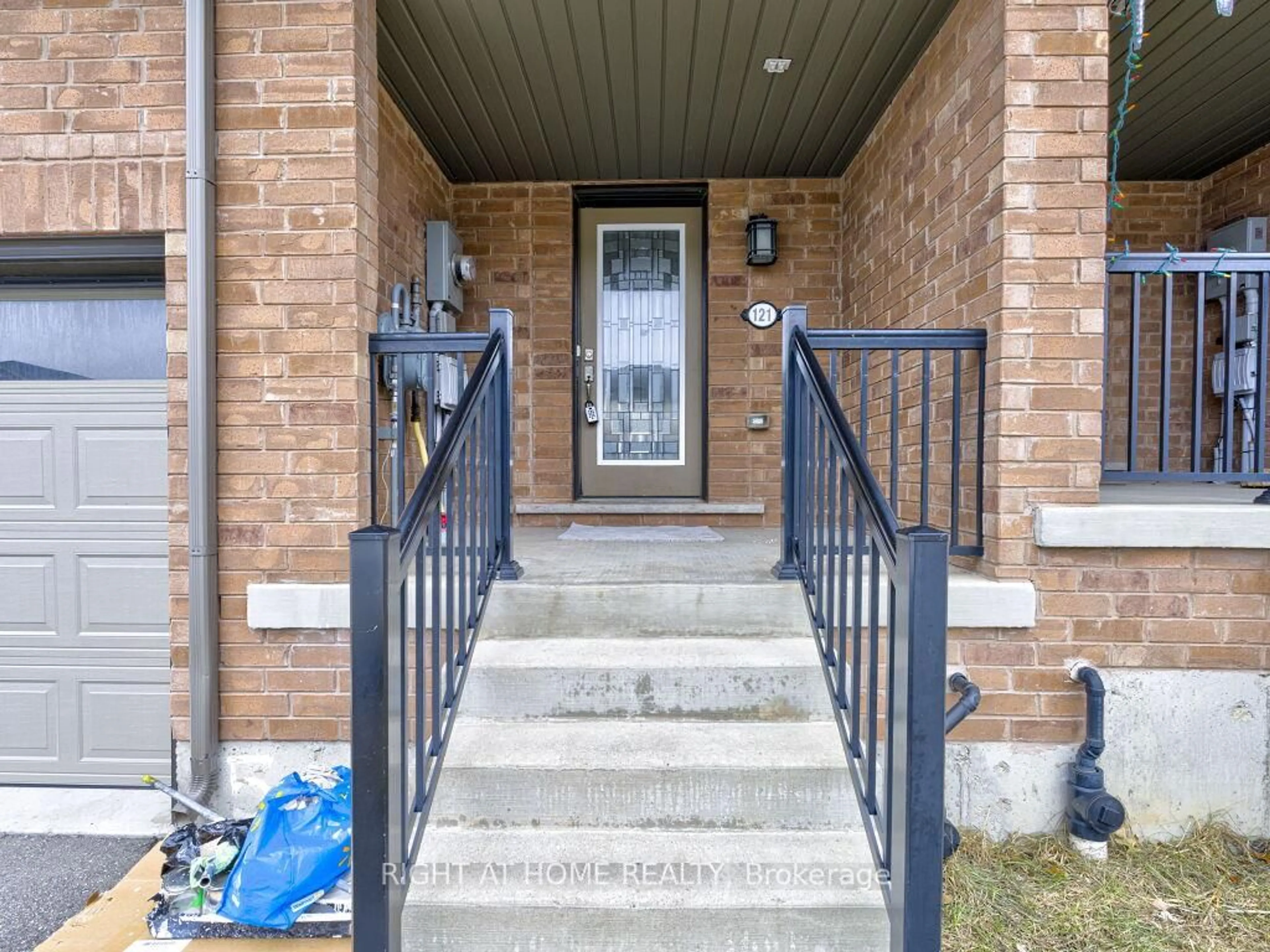Indoor entryway for 121 Scarletwood St, Hamilton Ontario L8J 0K8