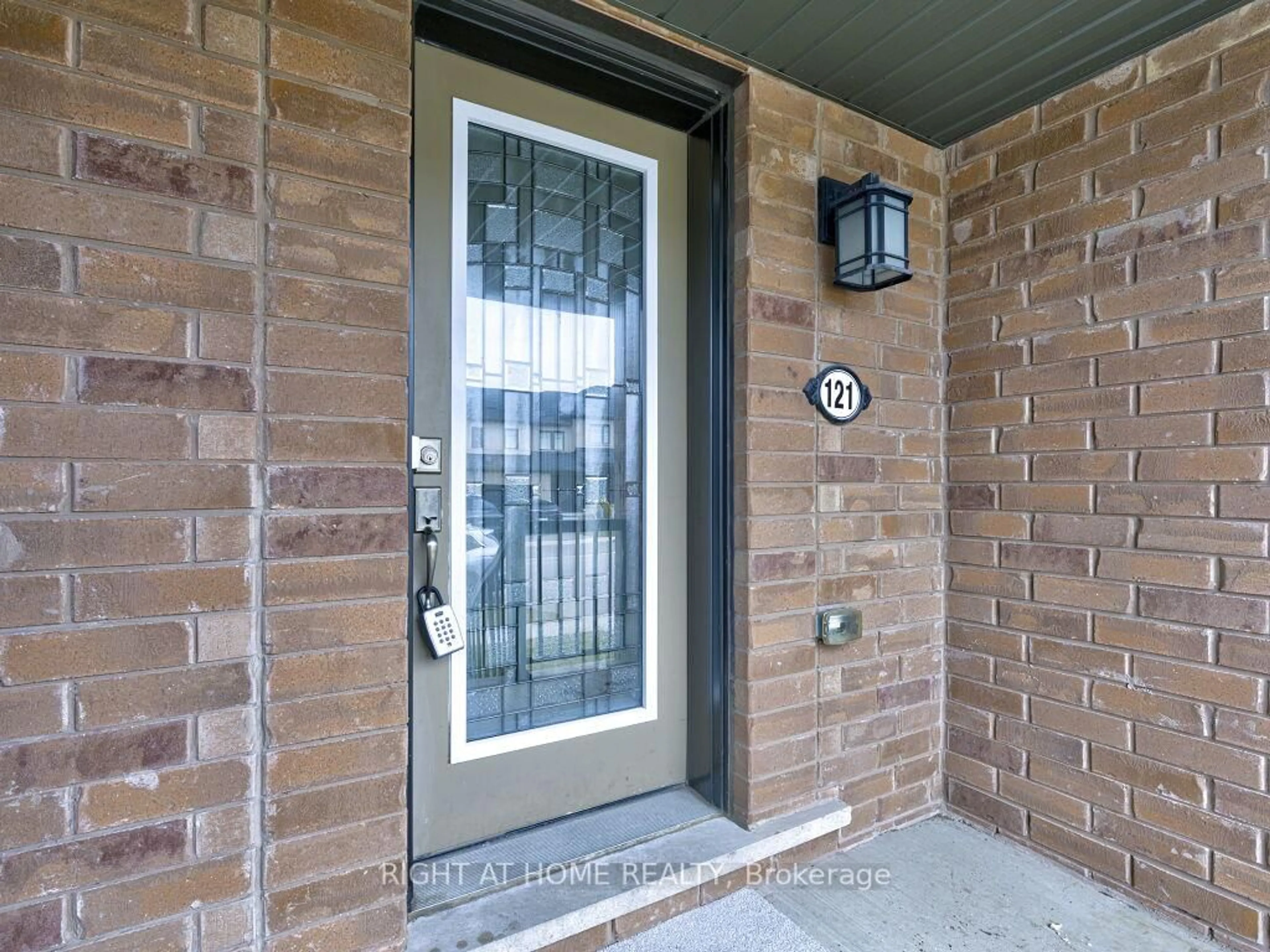 Indoor entryway for 121 Scarletwood St, Hamilton Ontario L8J 0K8