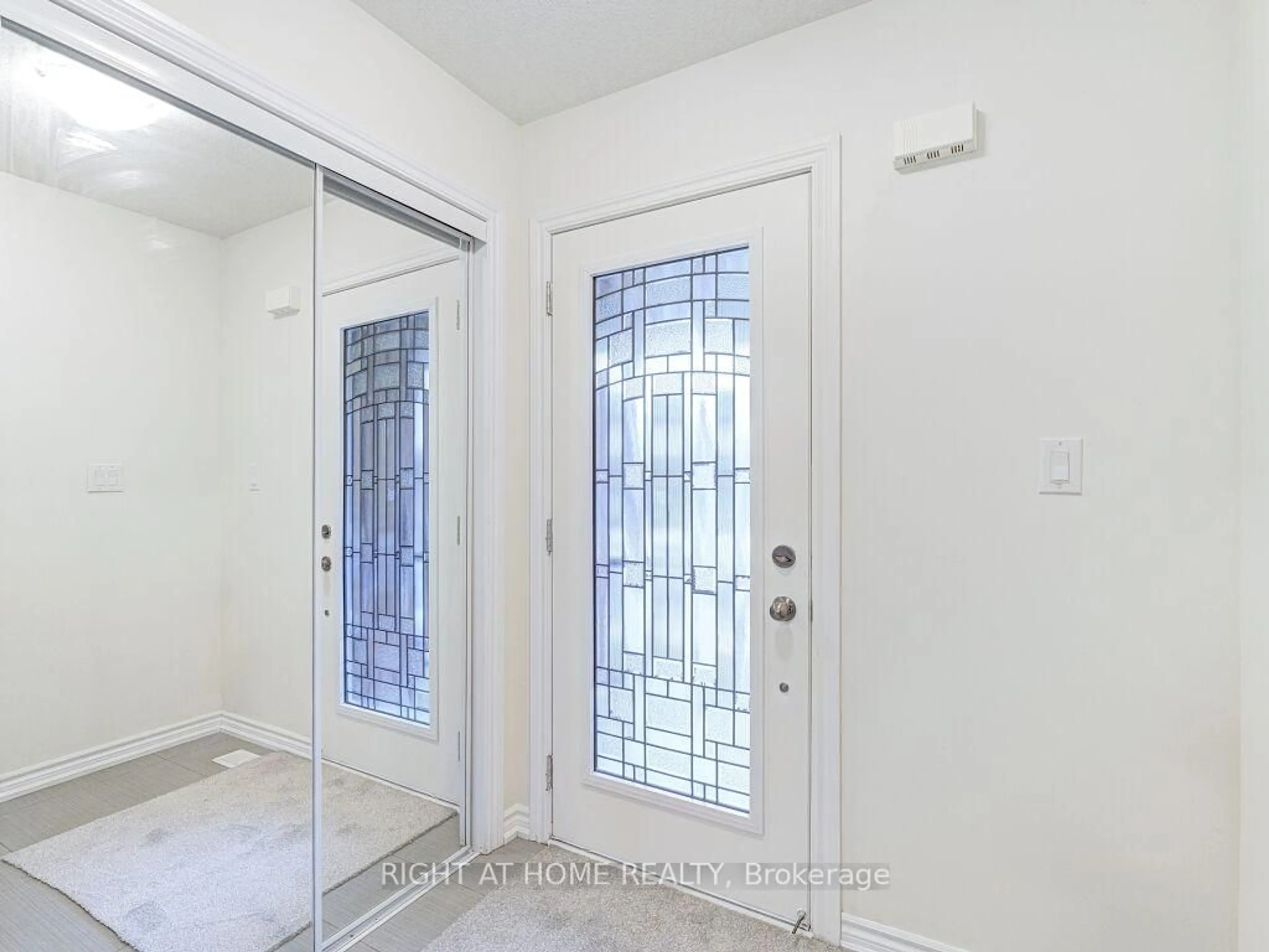 Indoor entryway for 121 Scarletwood St, Hamilton Ontario L8J 0K8