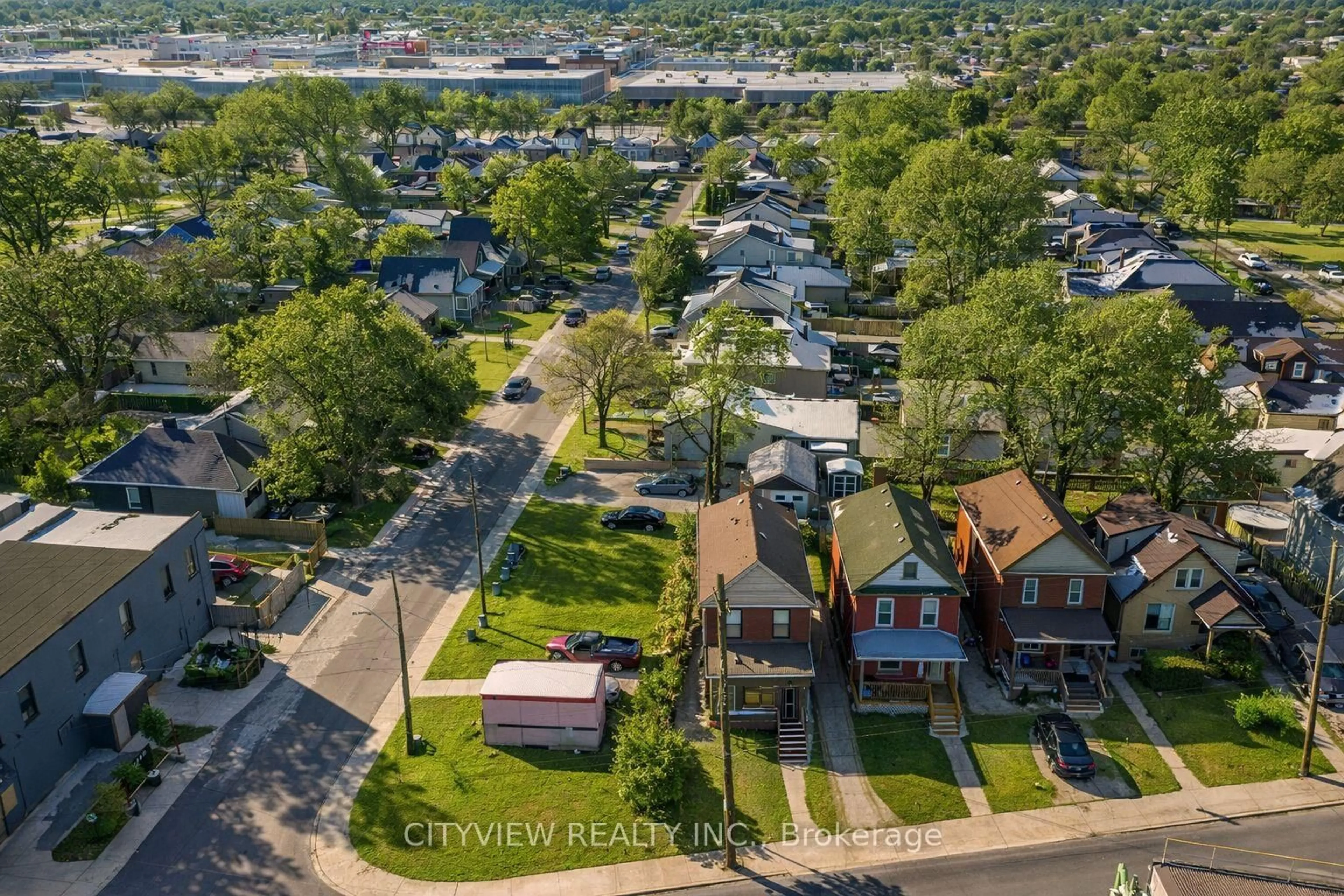 A pic from outside/outdoor area/front of a property/back of a property/a pic from drone, street for 382 Beach Rd, Hamilton Ontario L8H 3K5