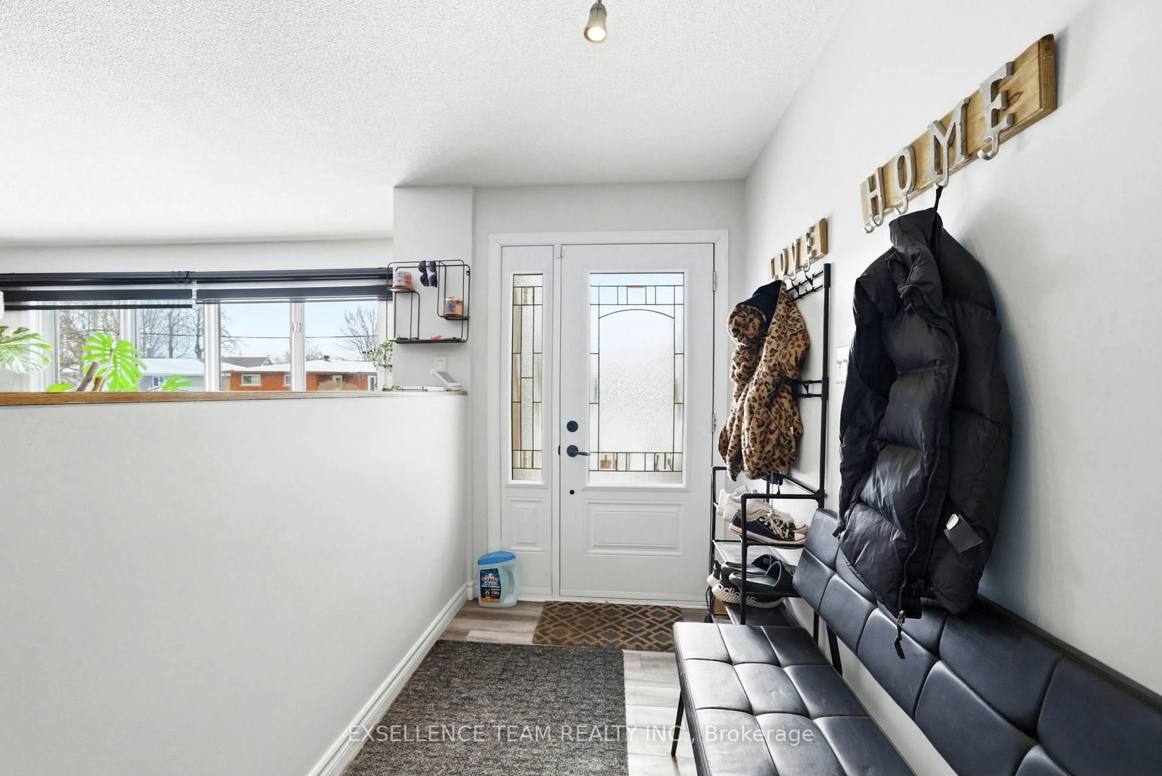 Indoor entryway for 103 St. George St, North Glengarry Ontario K0C 1A0
