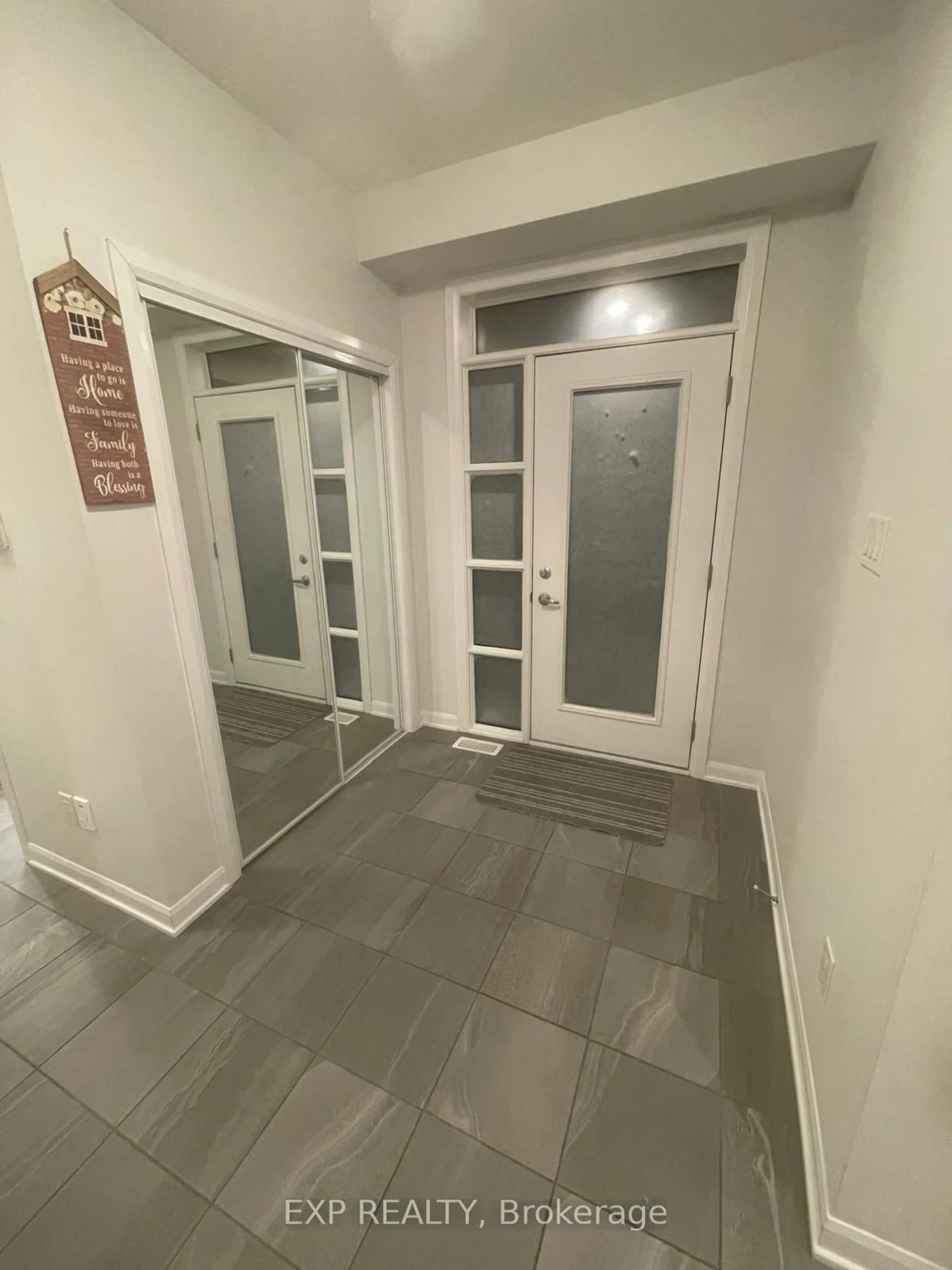Indoor foyer for 1075 Ballyhale Hts, Ottawa Ontario K2J 6Y1