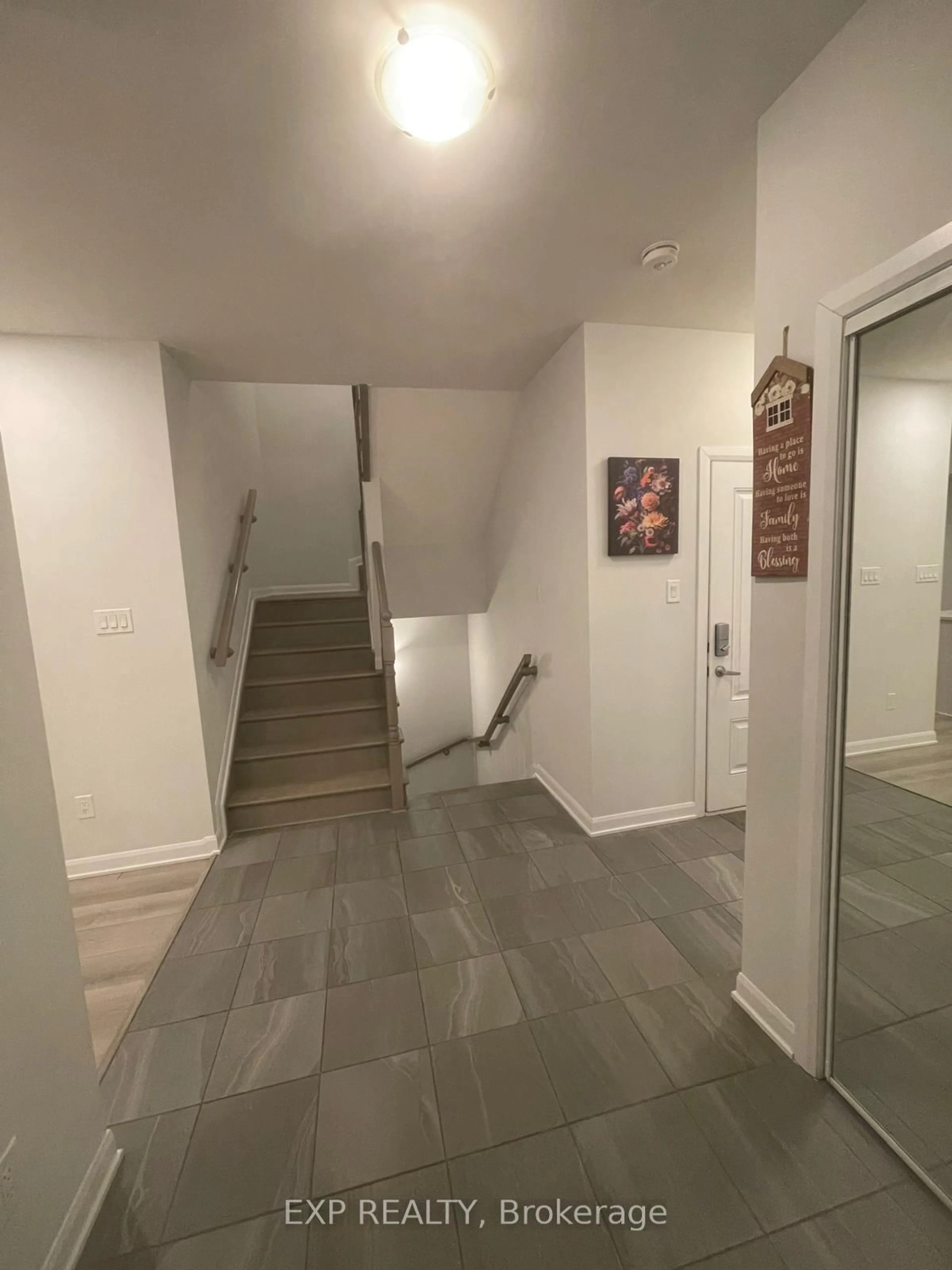 Indoor foyer for 1075 Ballyhale Hts, Ottawa Ontario K2J 6Y1