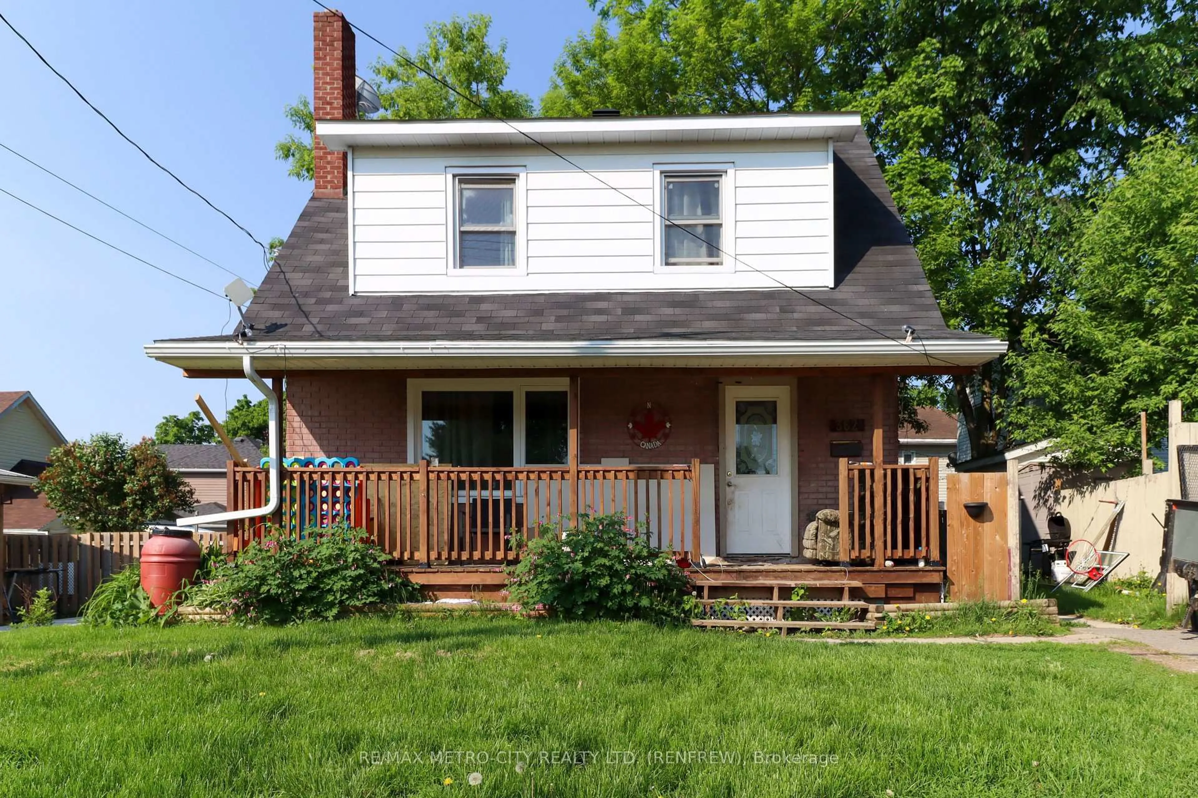 Home with vinyl exterior material, street for 362-370 BALDWIN St, Renfrew Ontario K7V 2B9