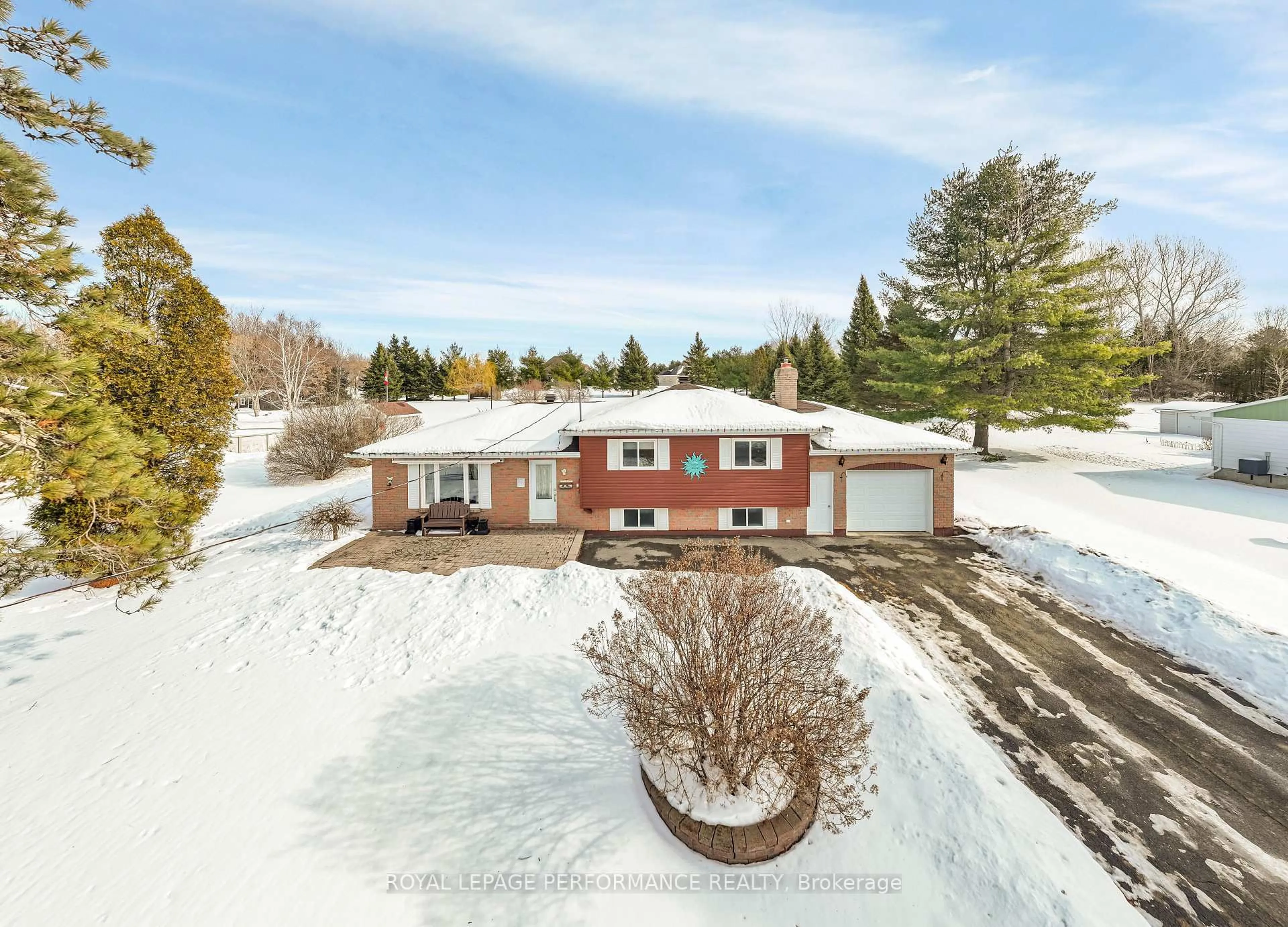A pic from outside/outdoor area/front of a property/back of a property/a pic from drone, unknown for 6575 Wendy St, South Glengarry Ontario K6H 7J1