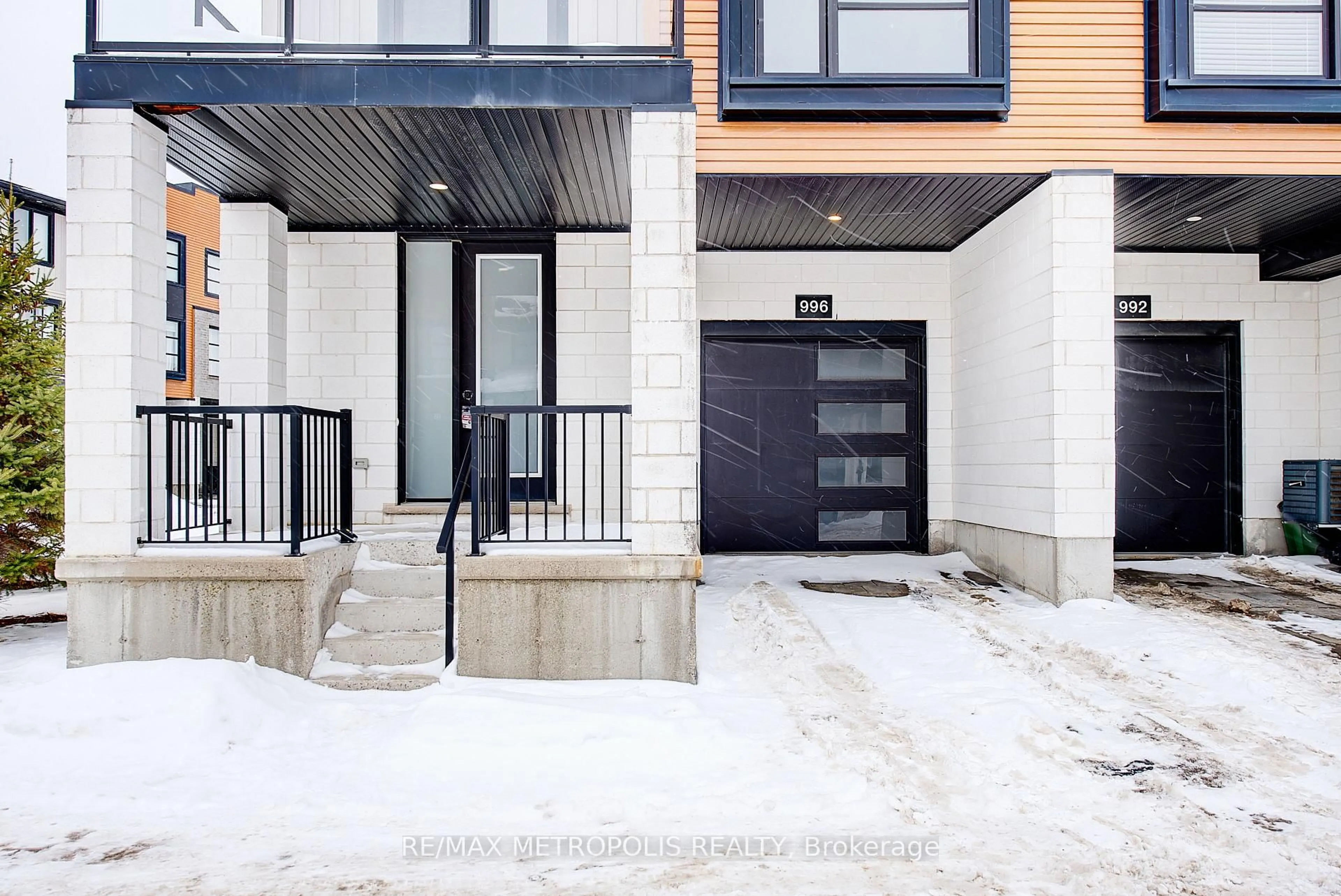 Indoor entryway for 996 West Village Sq #996, London North Ontario N6H 0J7