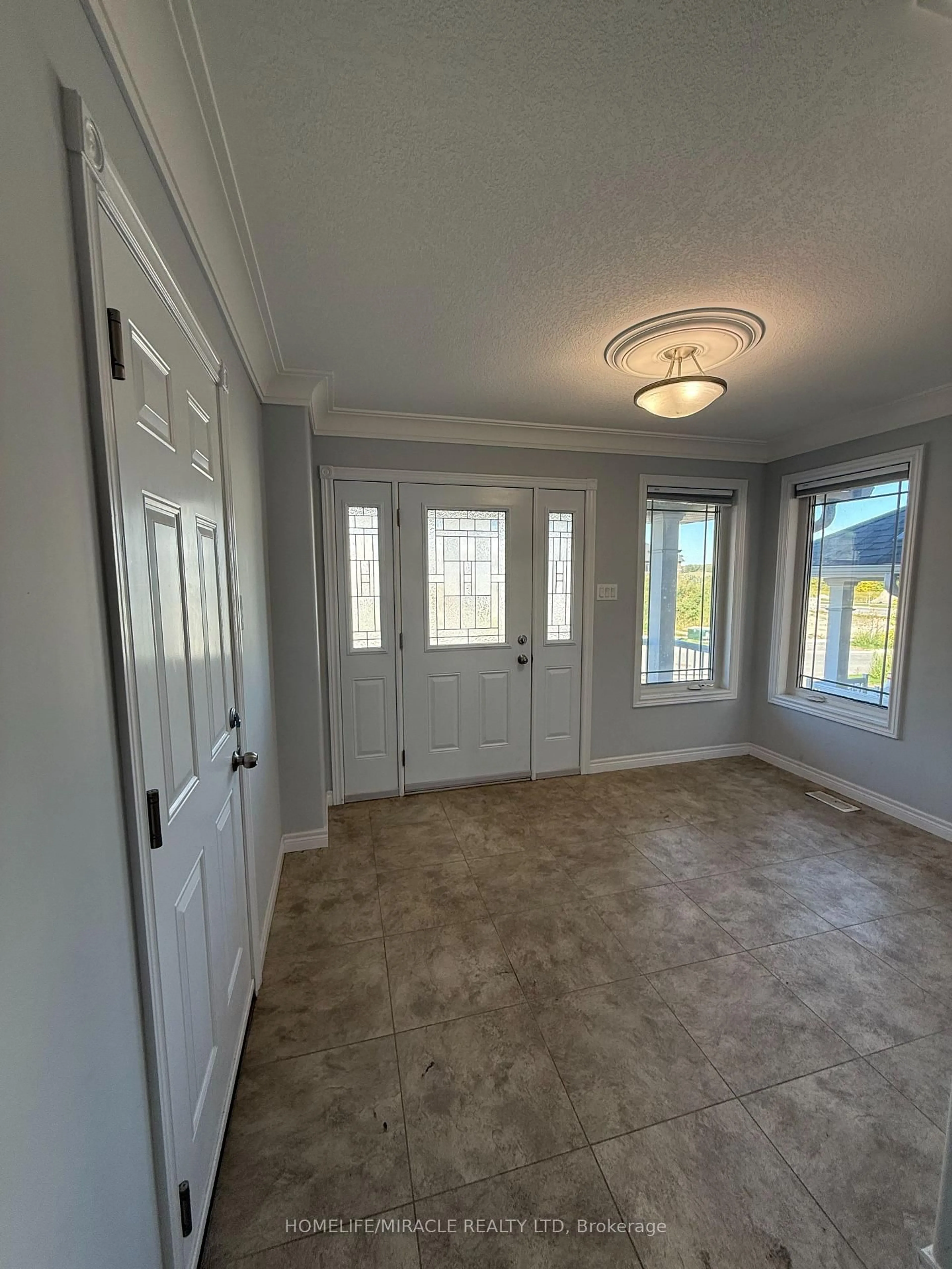 Indoor entryway for 308 Mullighan Gdns, Peterborough Ontario K9K 0H2