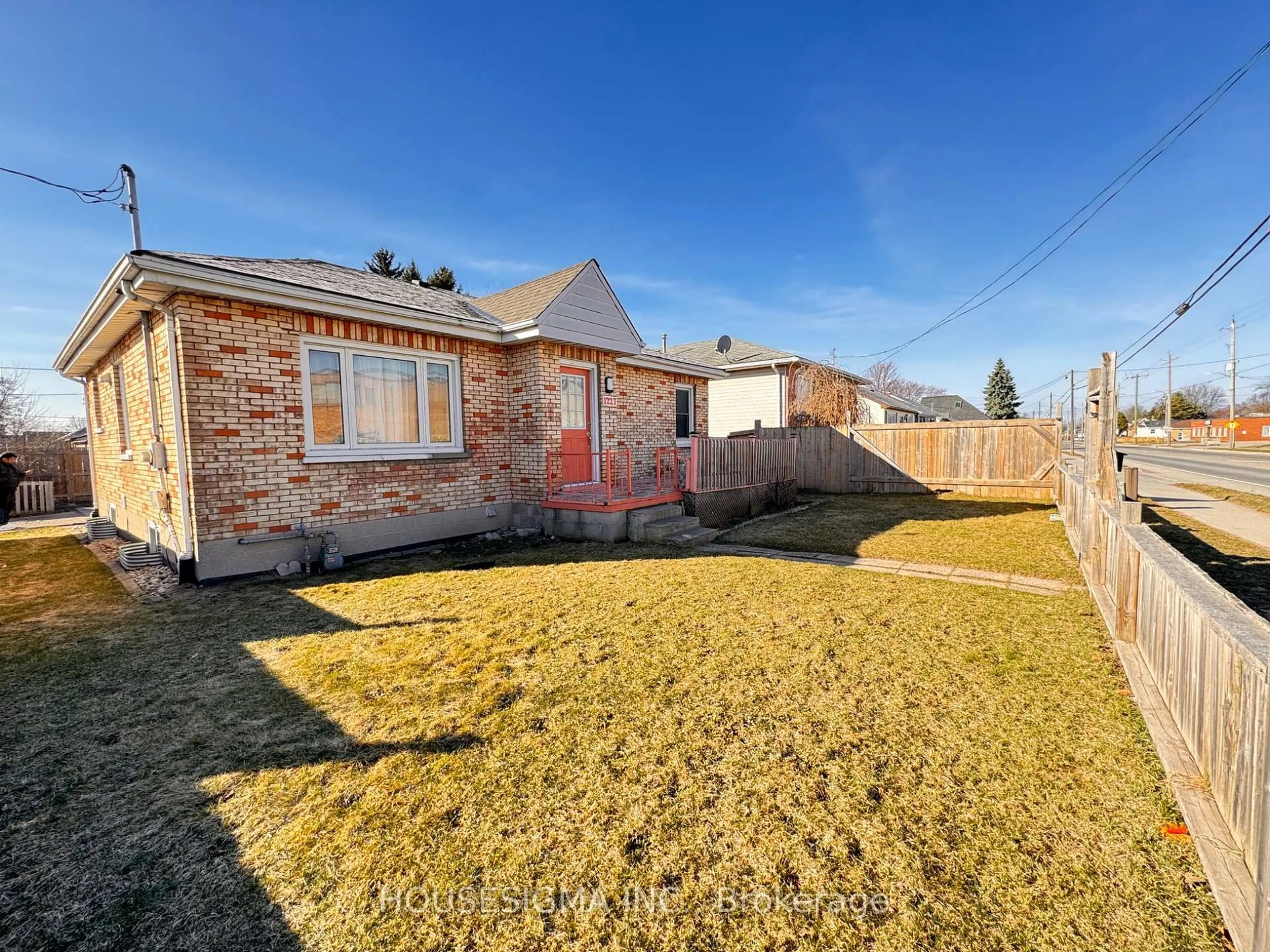A pic from outside/outdoor area/front of a property/back of a property/a pic from drone, building for 1227 Trafalgar St, London East Ontario N5Z 1H6