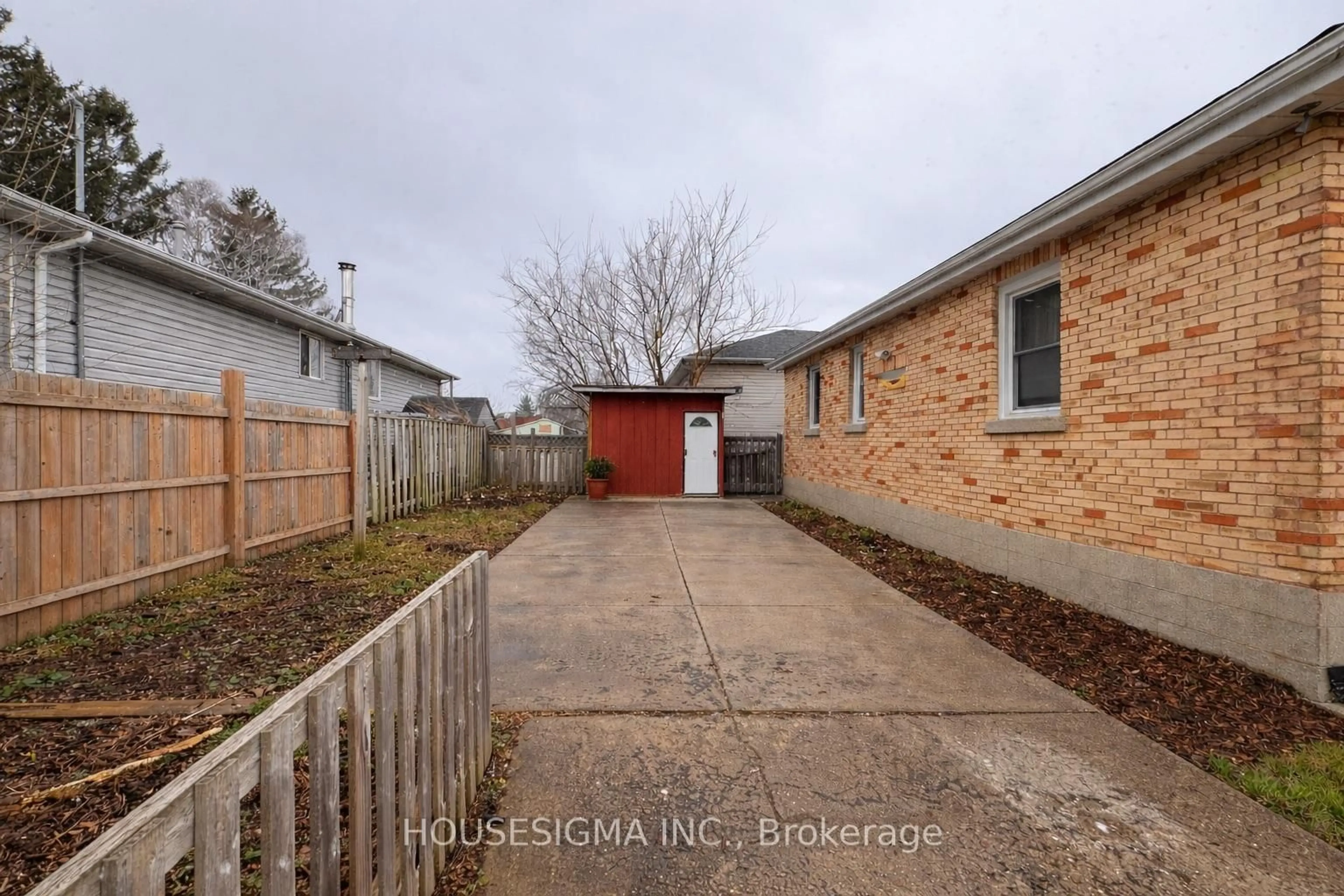 A pic from outside/outdoor area/front of a property/back of a property/a pic from drone, street for 1227 Trafalgar St, London East Ontario N5Z 1H6