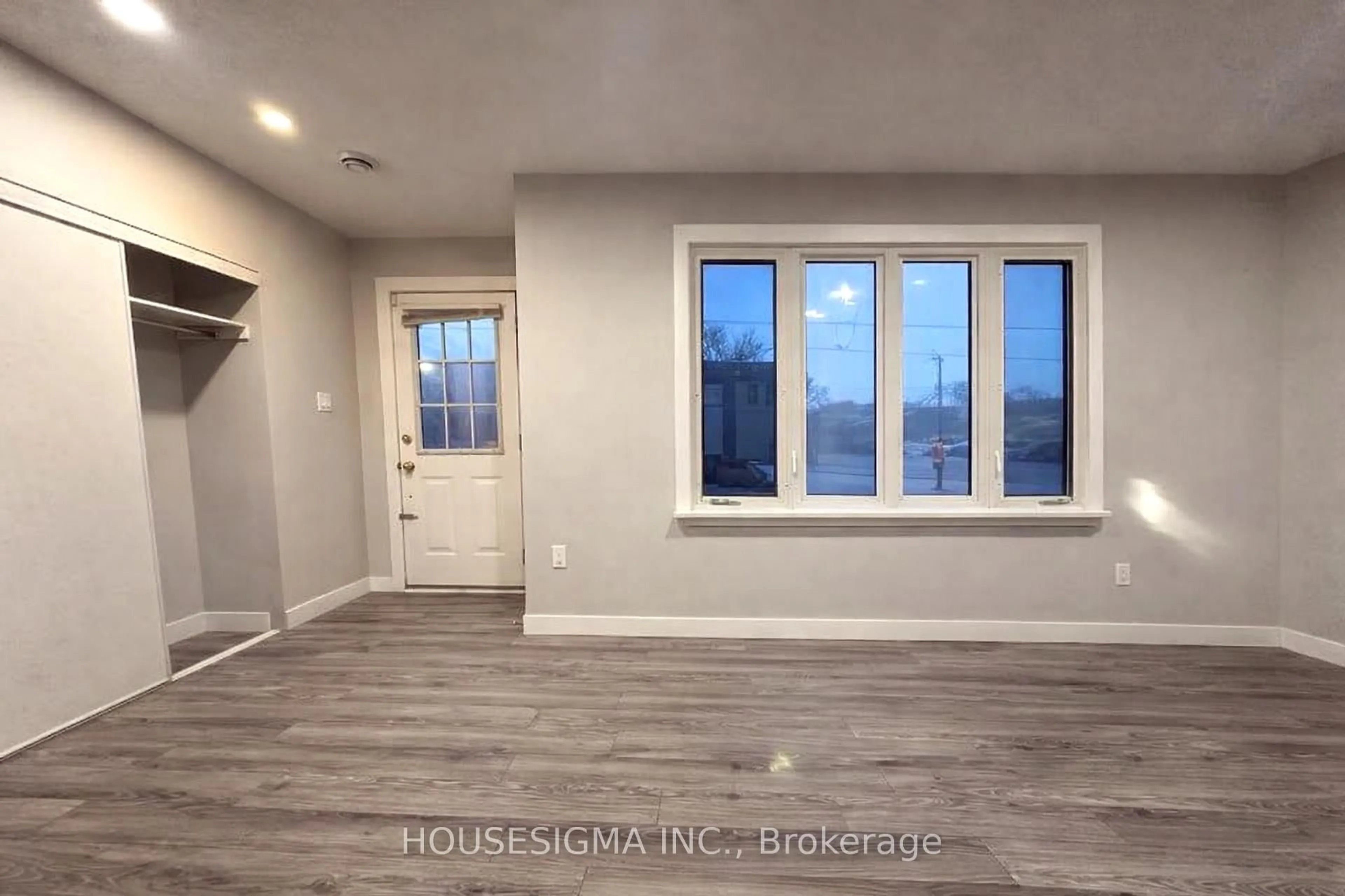 Indoor entryway for 1227 Trafalgar St, London East Ontario N5Z 1H6