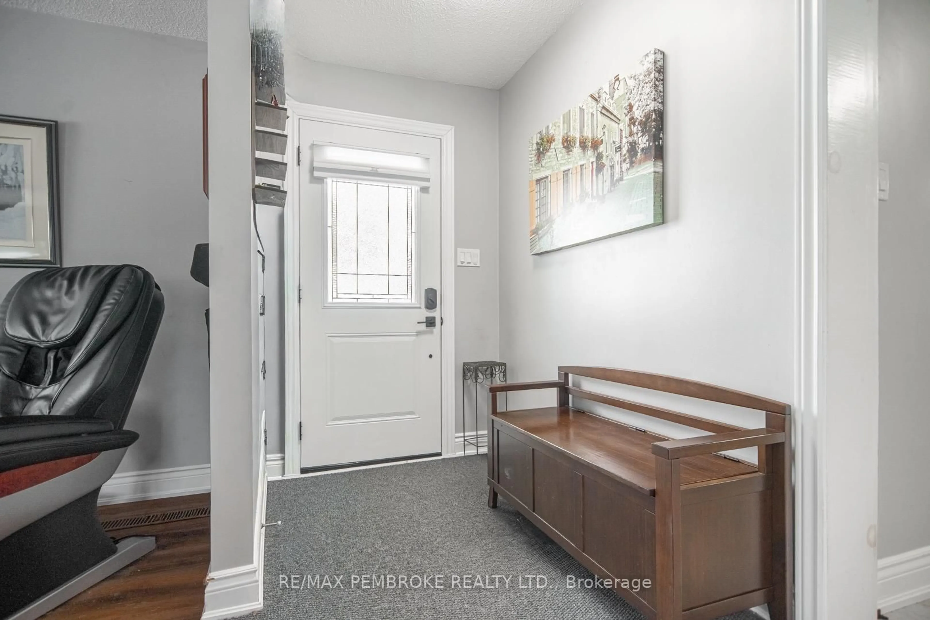 Indoor entryway for 61 DORAN Rd, Petawawa Ontario K8H 1R3