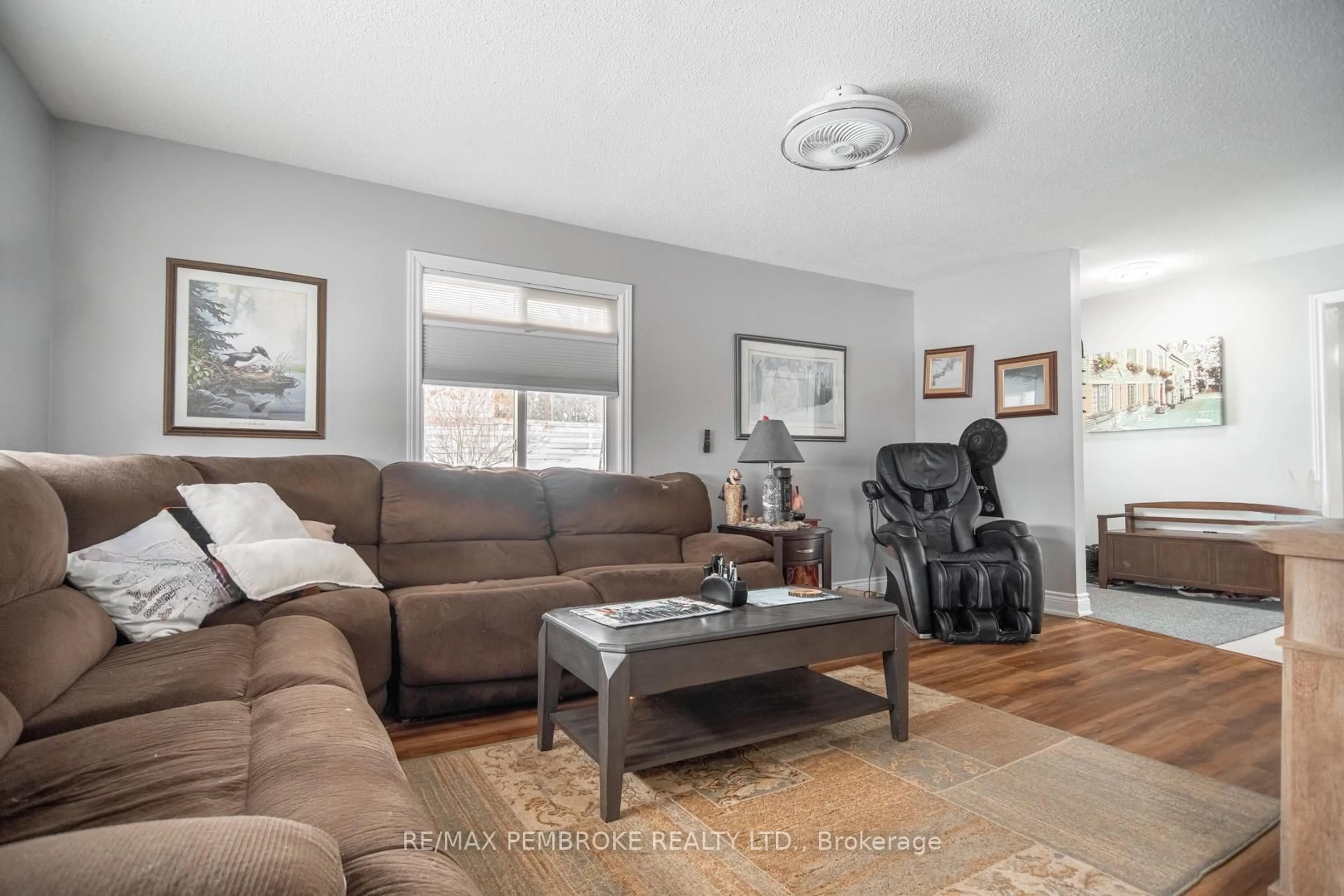 Living room with furniture, unknown for 61 DORAN Rd, Petawawa Ontario K8H 1R3