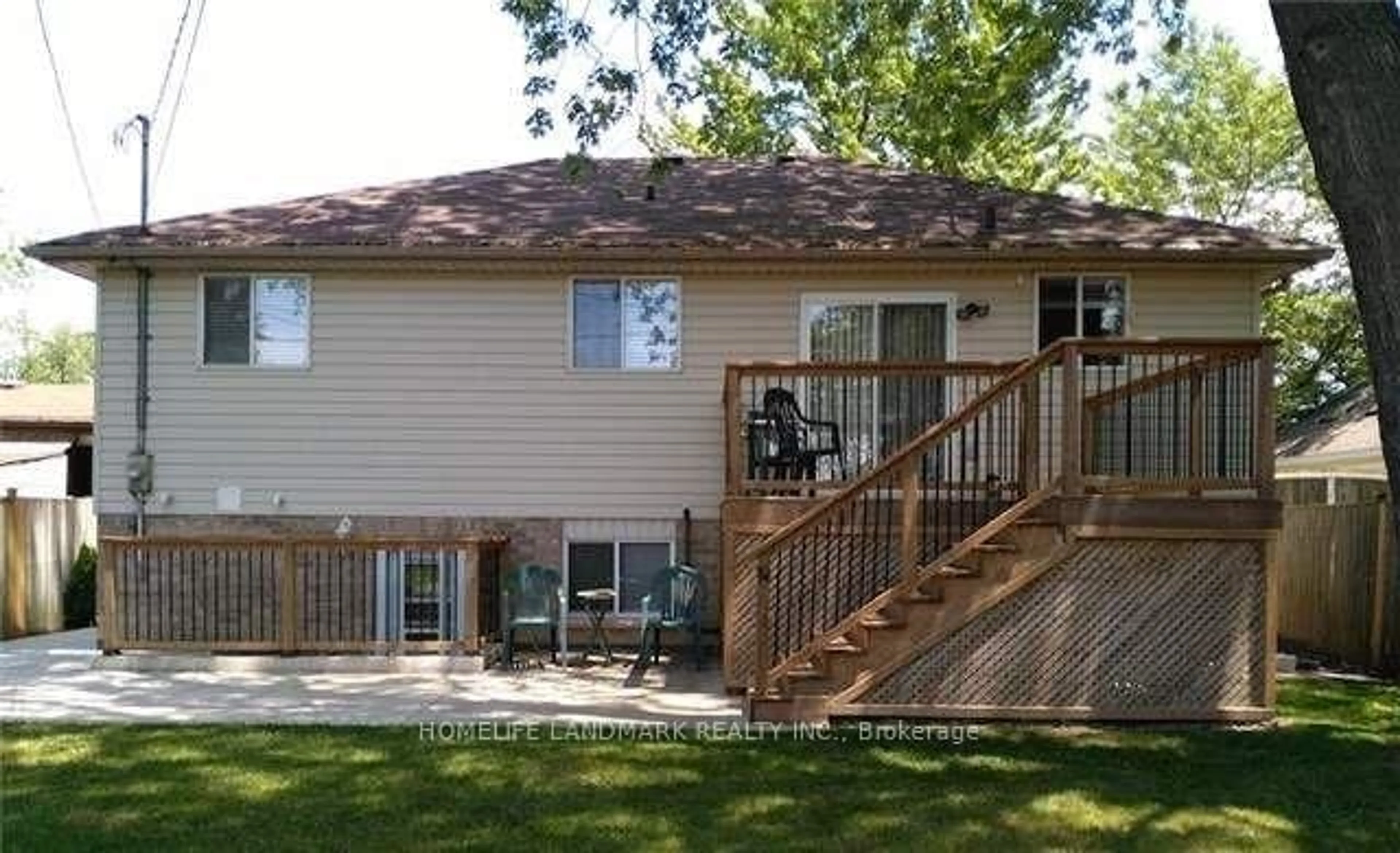 Home with vinyl exterior material, unknown for 1855 Dominion Blvd, Windsor Ontario N9B 3H8