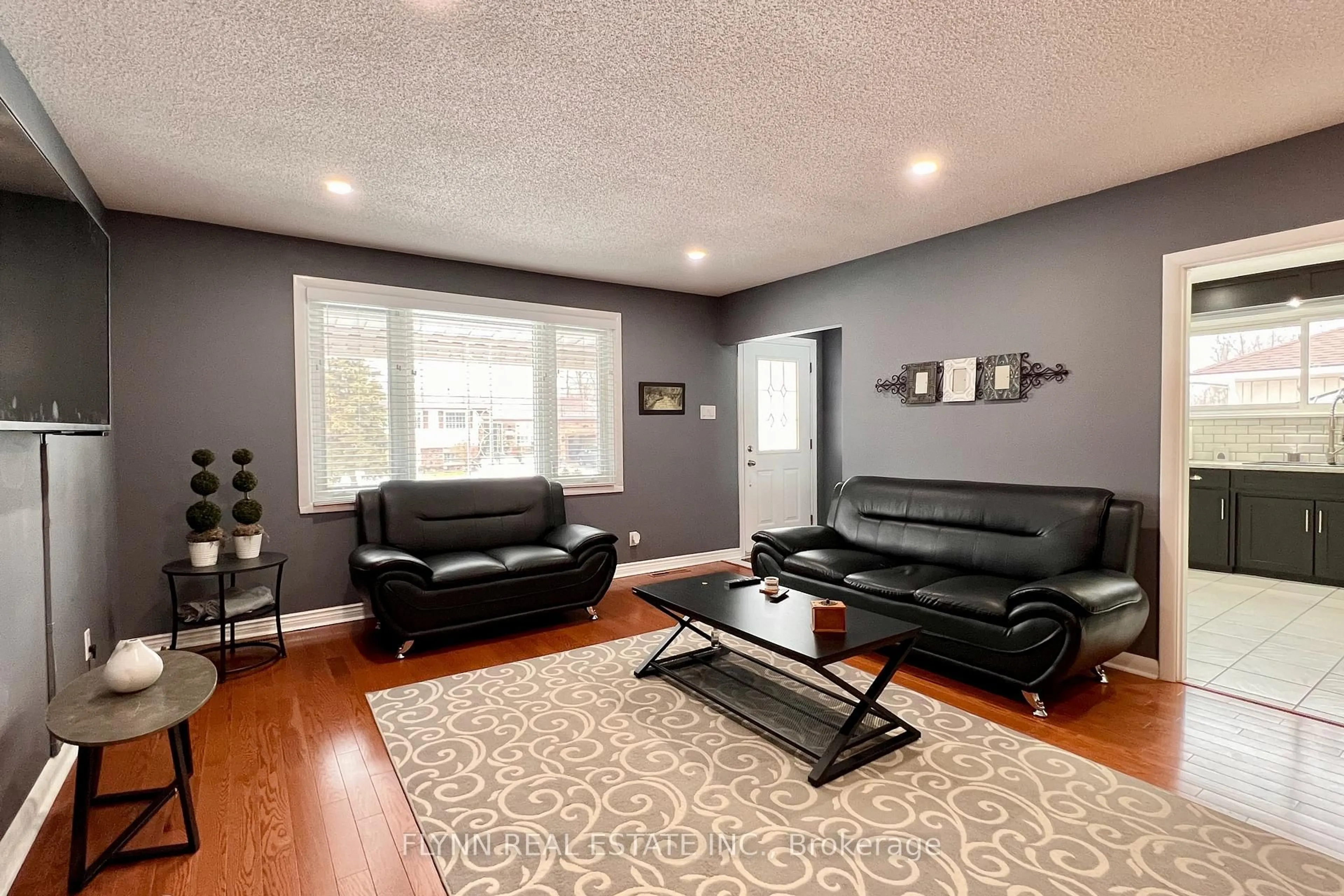 Living room with furniture, wood/laminate floor for 3560 RAPIDS VIEW Dr, Niagara Falls Ontario L2G 6C4