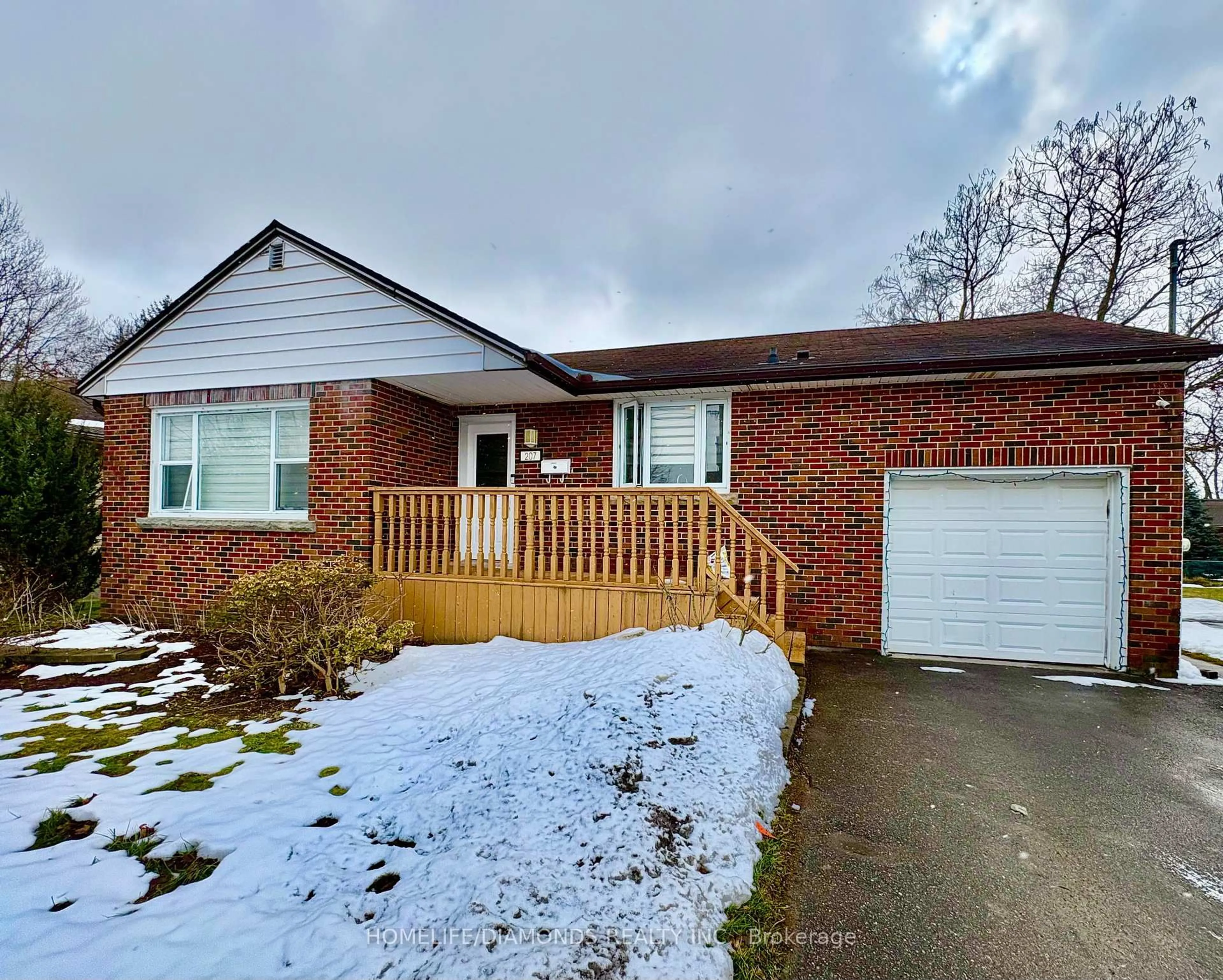 Home with brick exterior material, street for 207 Thorold Rd, Welland Ontario L3C 3V9