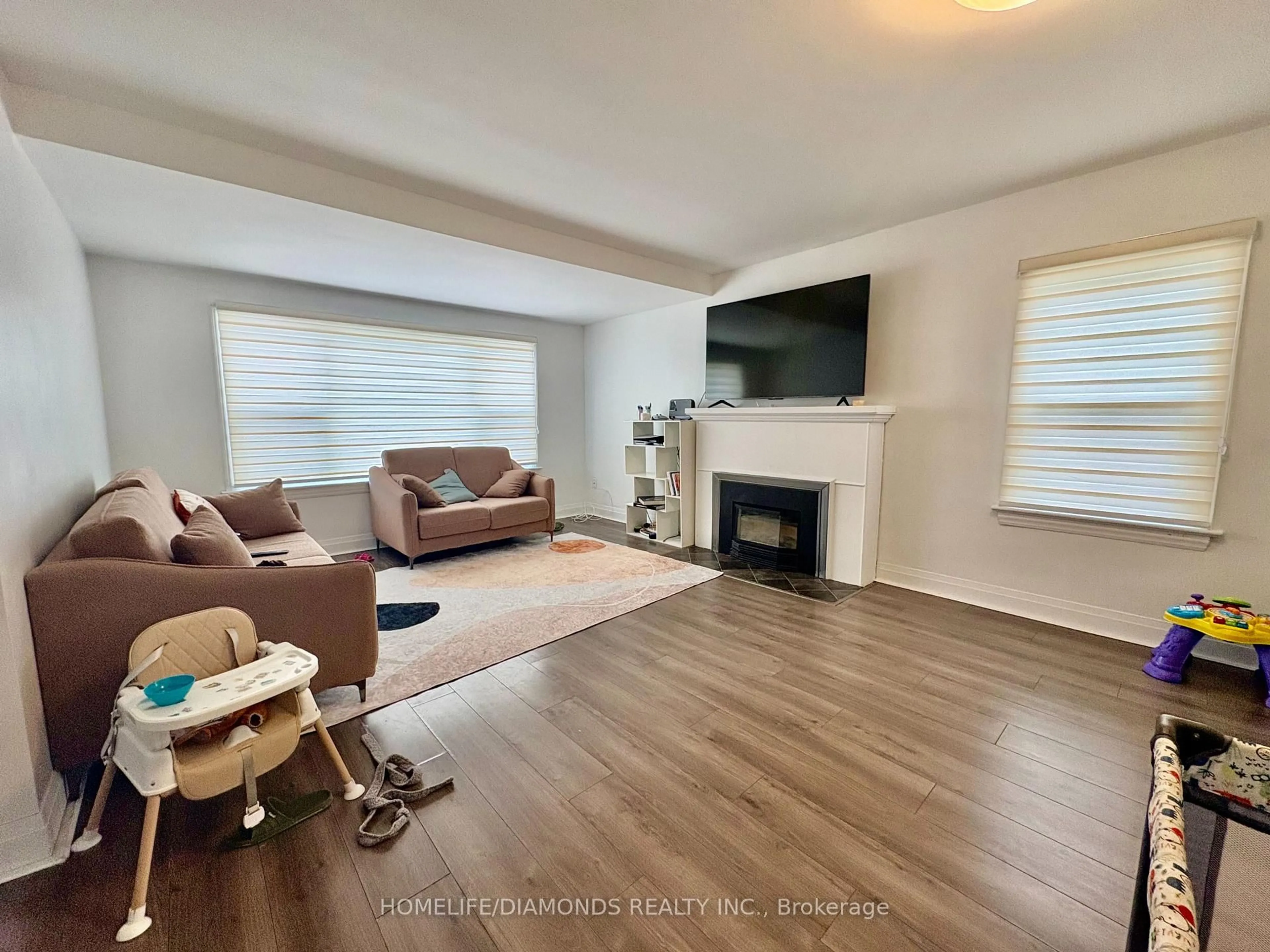 Living room with furniture, unknown for 207 Thorold Rd, Welland Ontario L3C 3V9