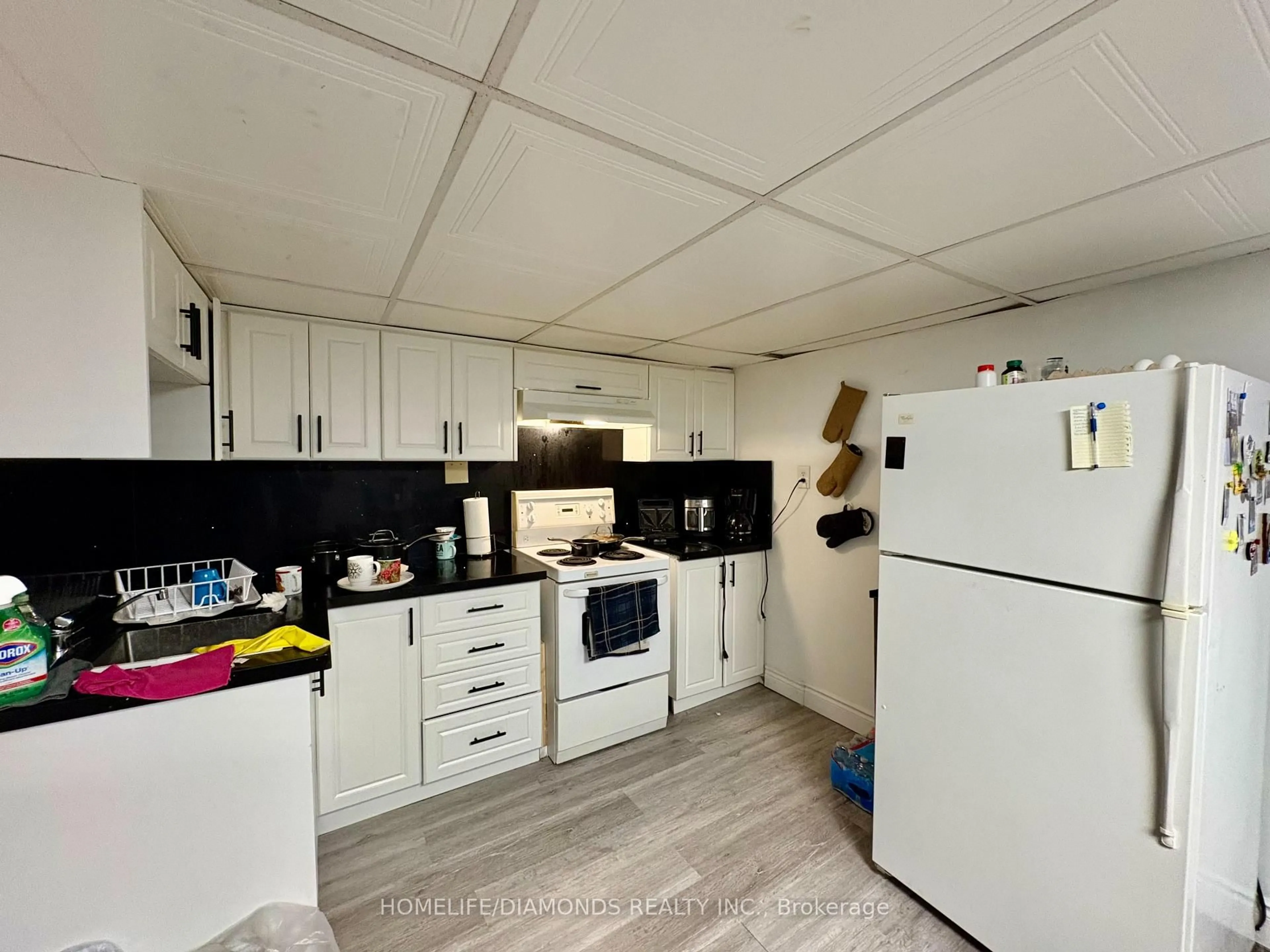Standard kitchen, unknown for 207 Thorold Rd, Welland Ontario L3C 3V9