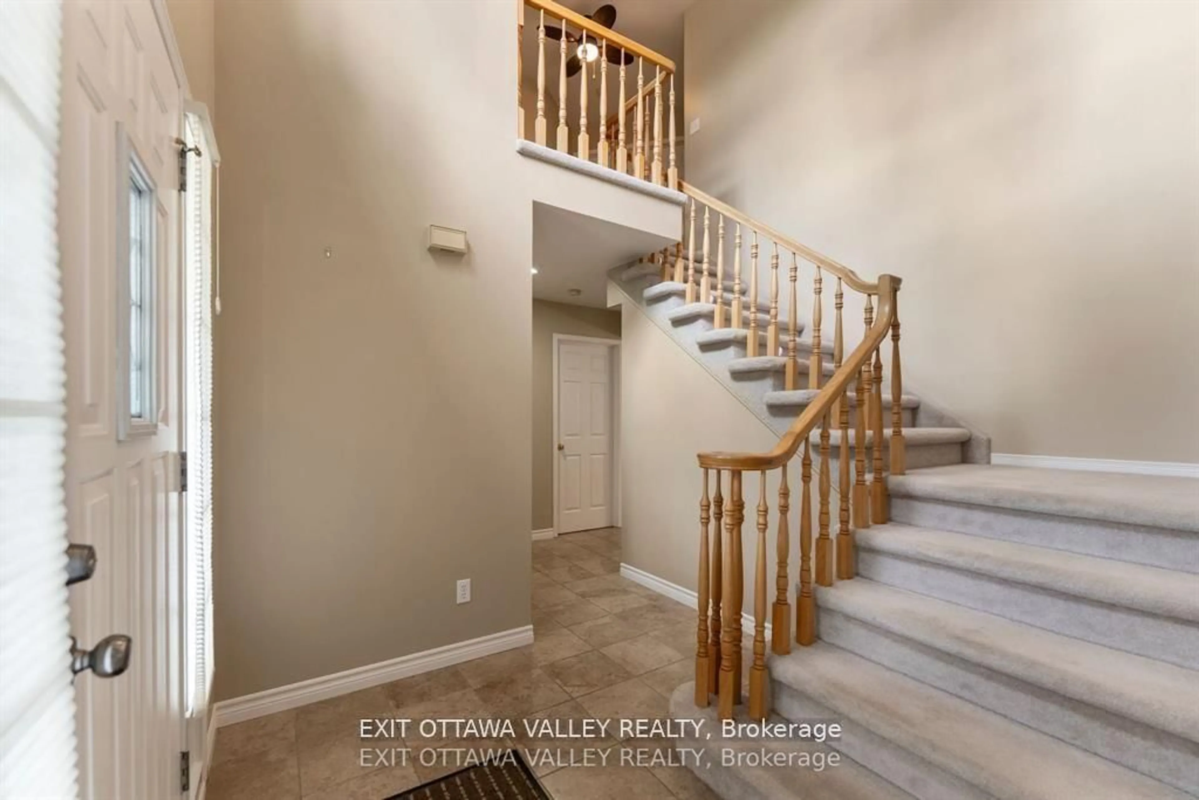 Indoor entryway for 127 Owens St, Pembroke Ontario K8A 8K1