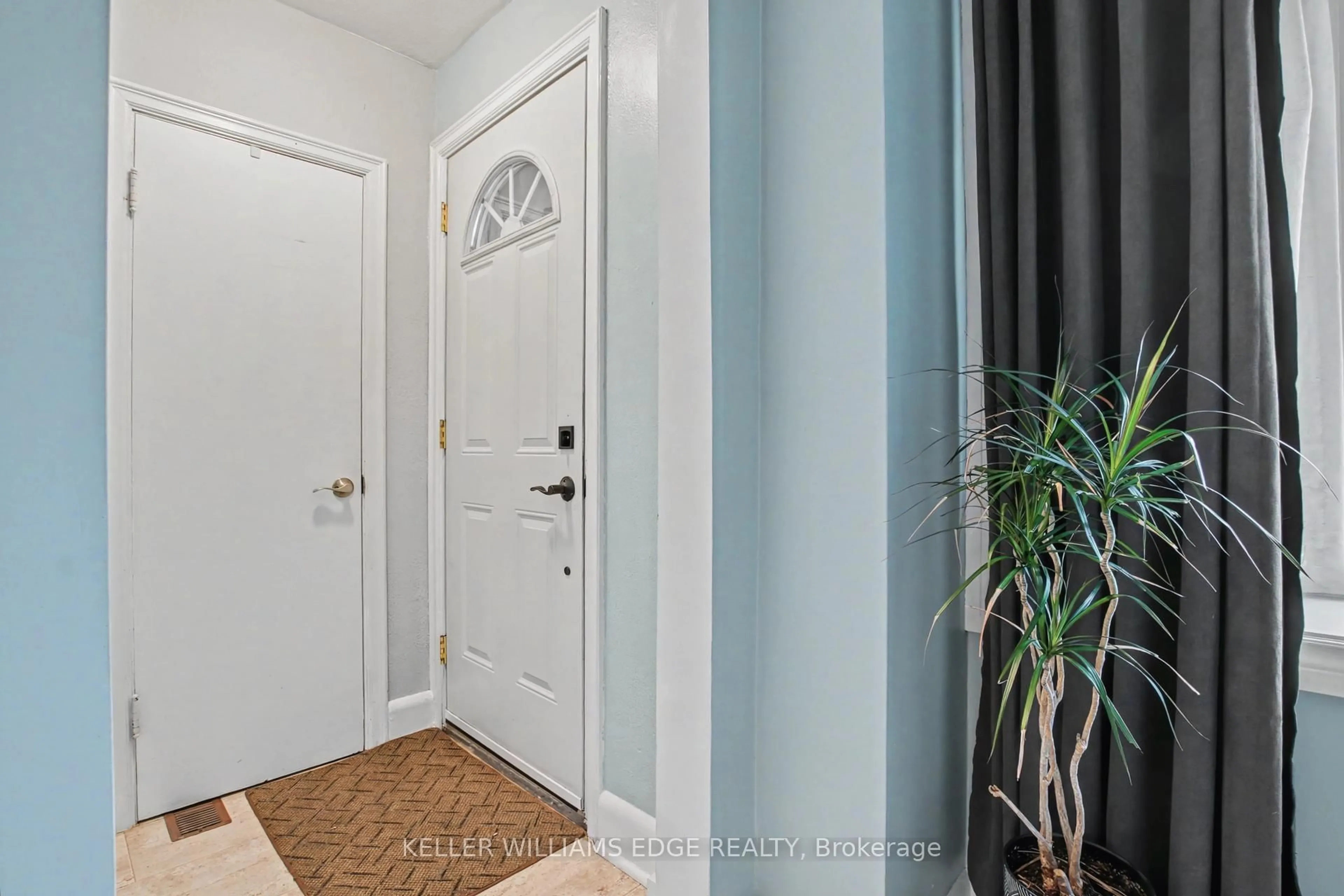 Indoor entryway for 179 Parkdale Ave, Hamilton Ontario L8K 3P5