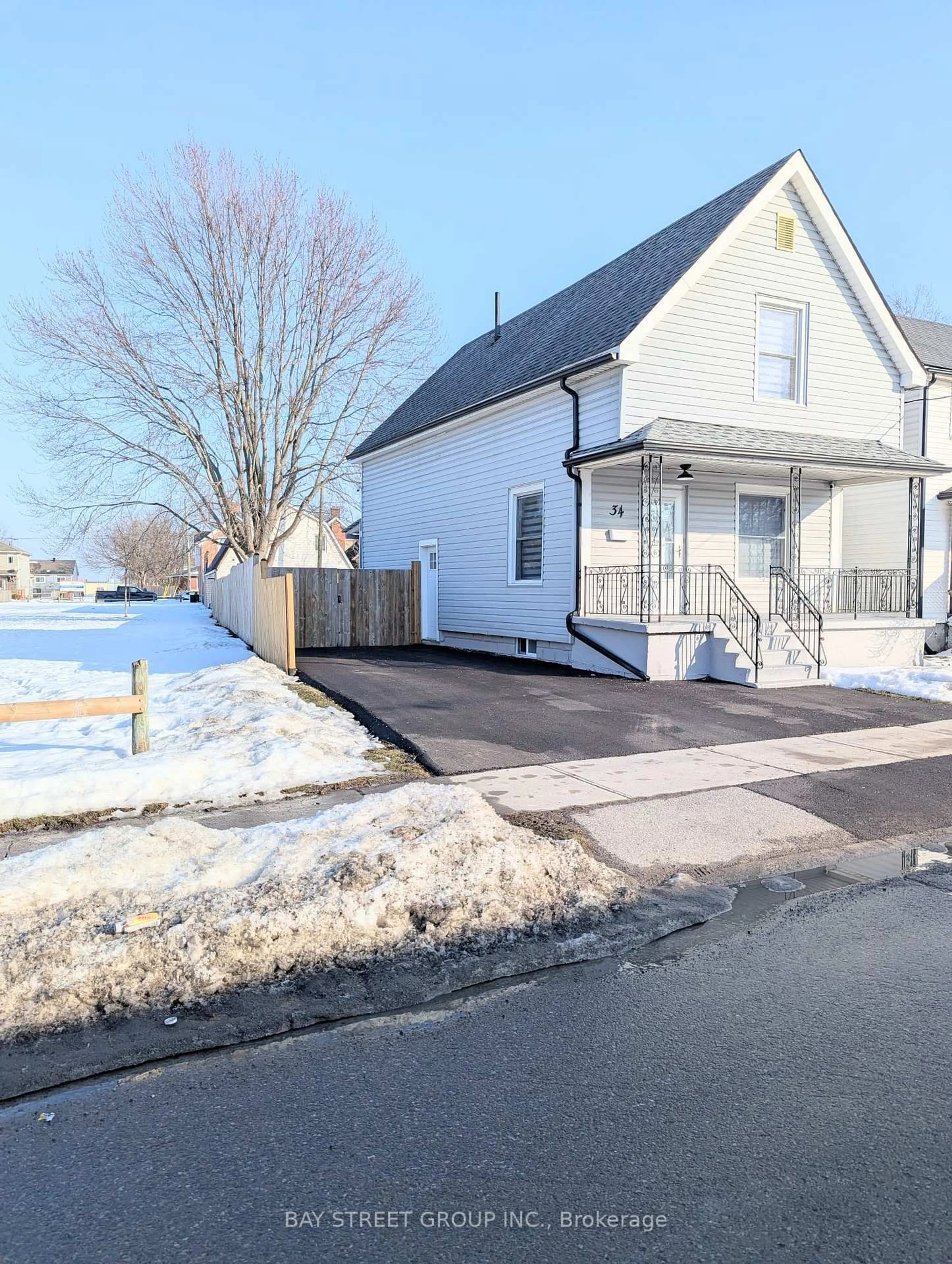 A pic from outside/outdoor area/front of a property/back of a property/a pic from drone, street for 34 Tasker St, St. Catharines Ontario L2R 3Z8
