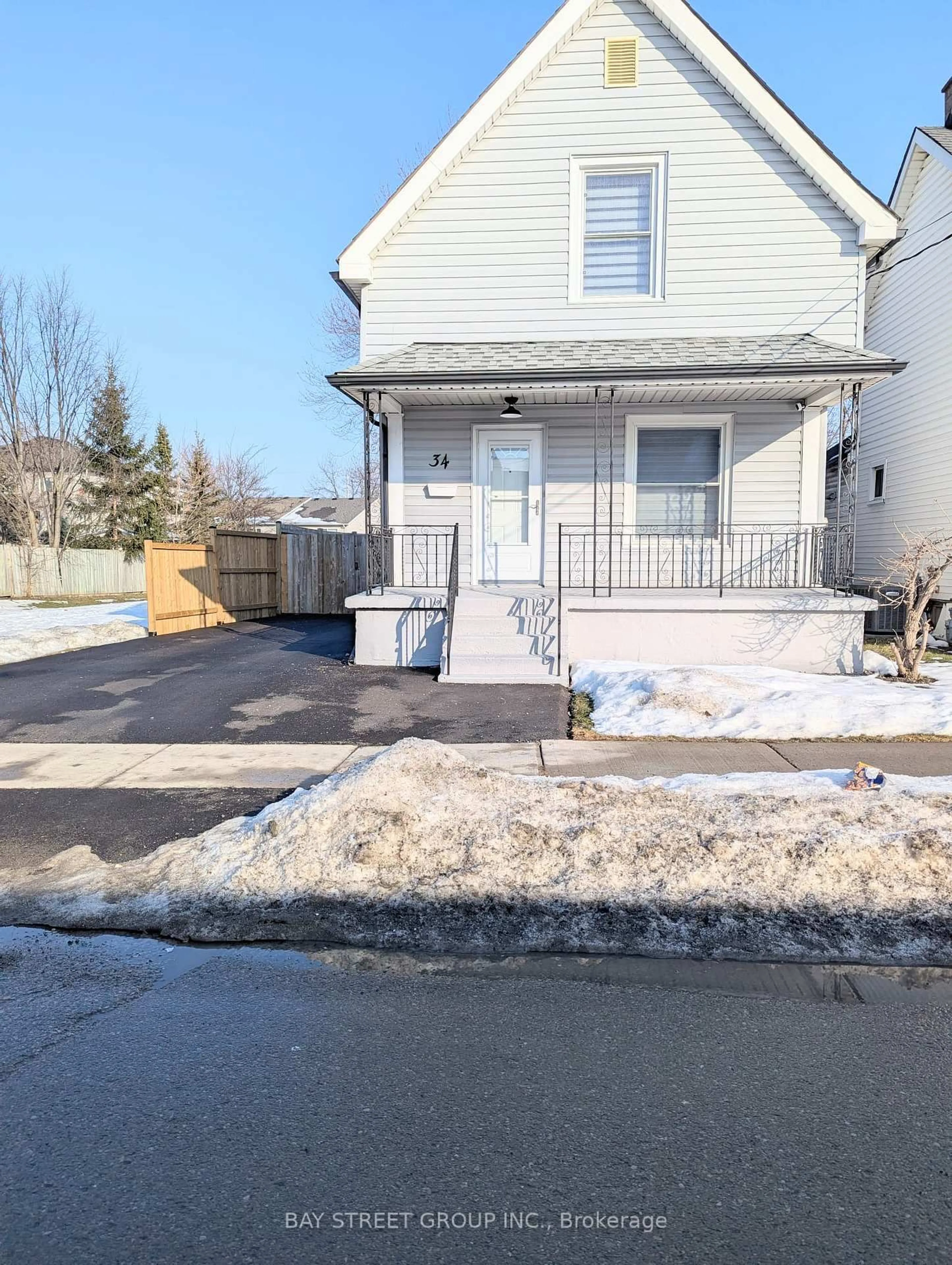 Unknown for 34 Tasker St, St. Catharines Ontario L2R 3Z8