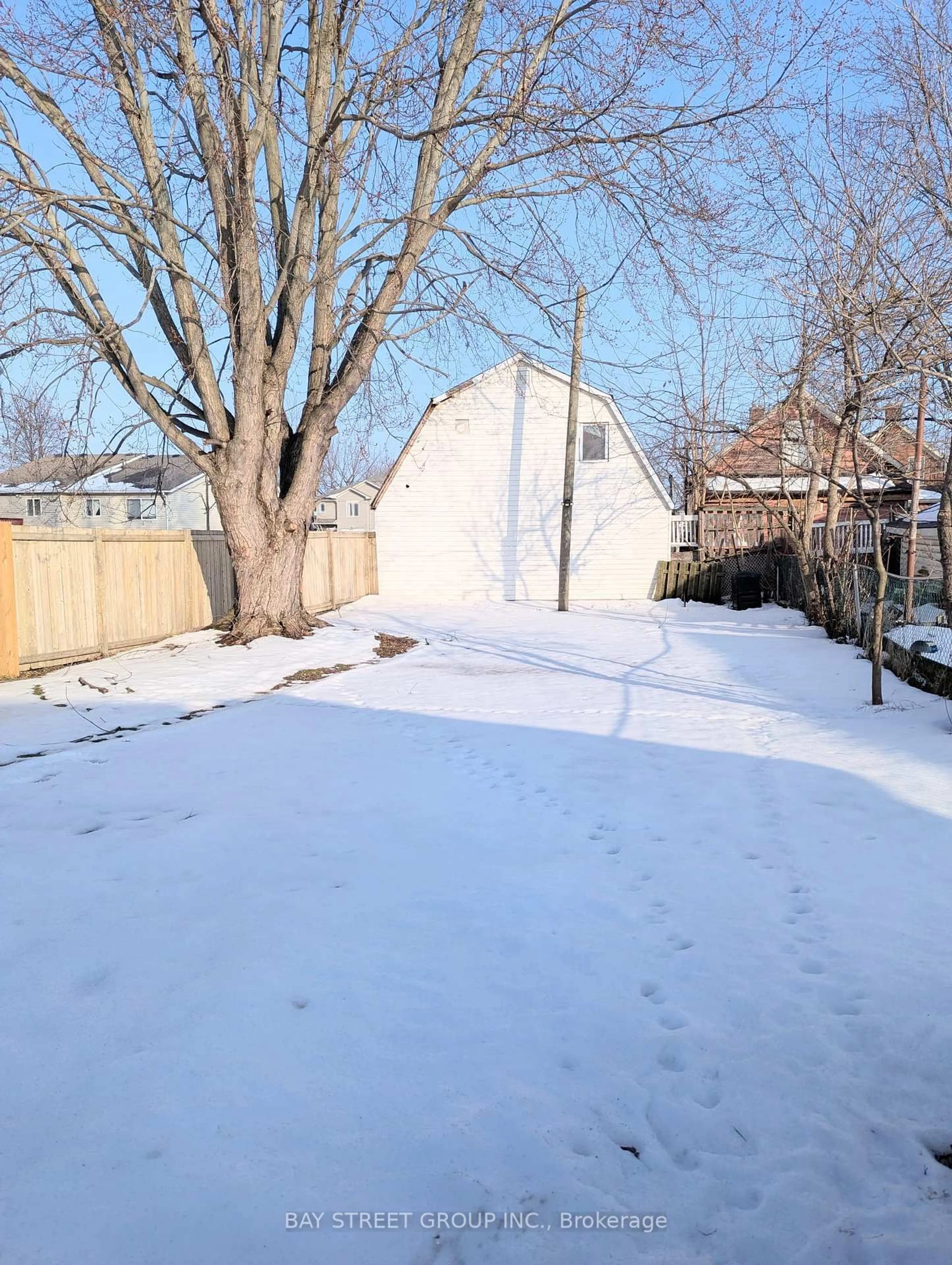 Unknown for 34 Tasker St, St. Catharines Ontario L2R 3Z8