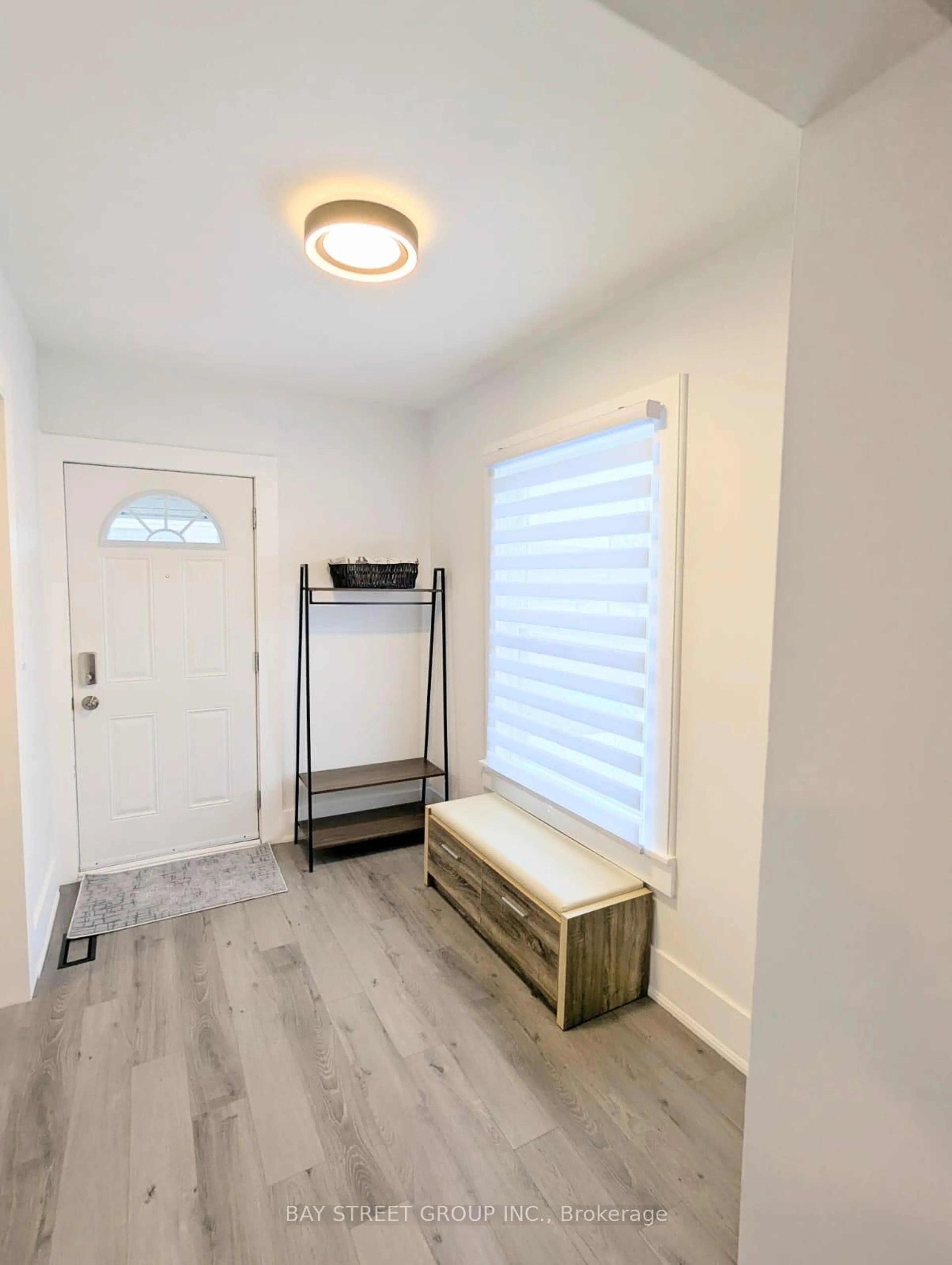 Indoor entryway for 34 Tasker St, St. Catharines Ontario L2R 3Z8