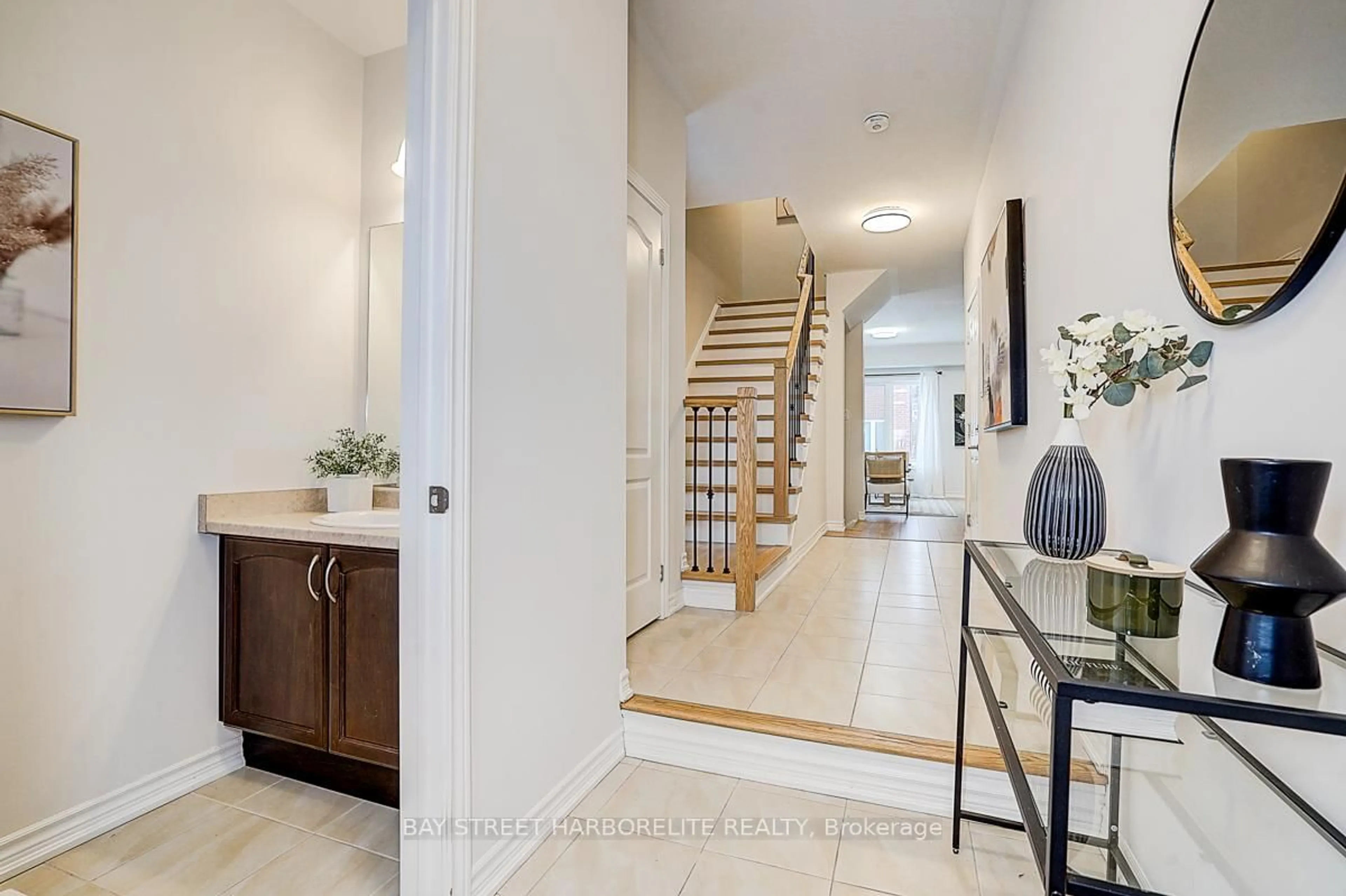 Indoor entryway for 126 Mosaic Dr, Hamilton Ontario L8B 1W4