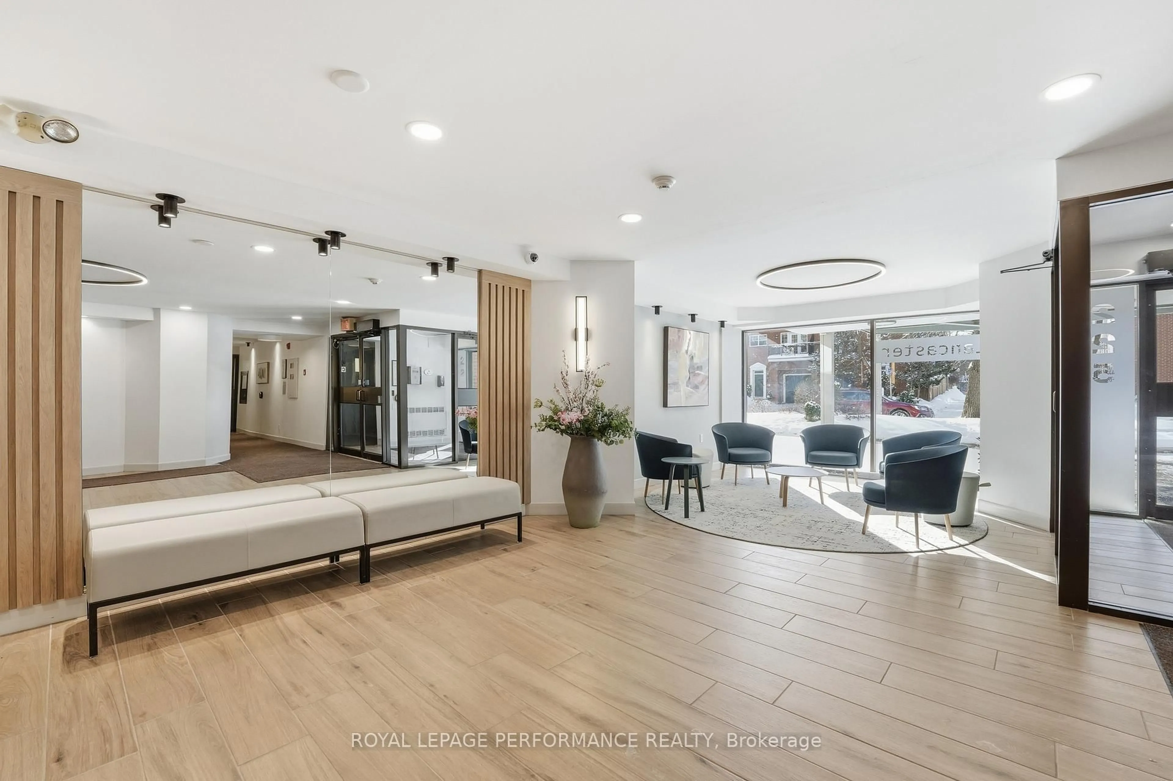 Indoor foyer for 225 Alvin Rd #412, Ottawa Ontario K1L 4H6