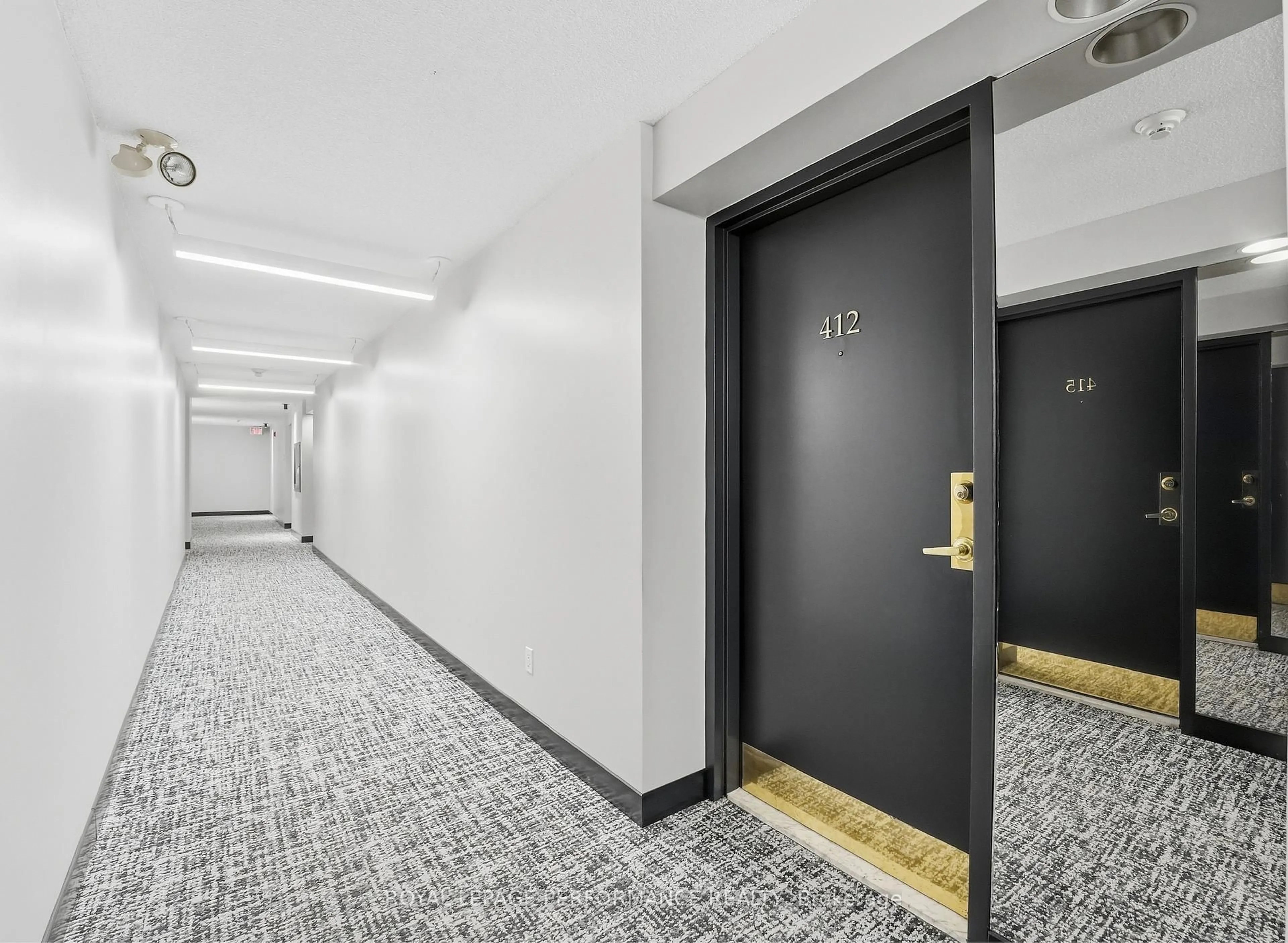 Indoor foyer for 225 Alvin Rd #412, Ottawa Ontario K1L 4H6